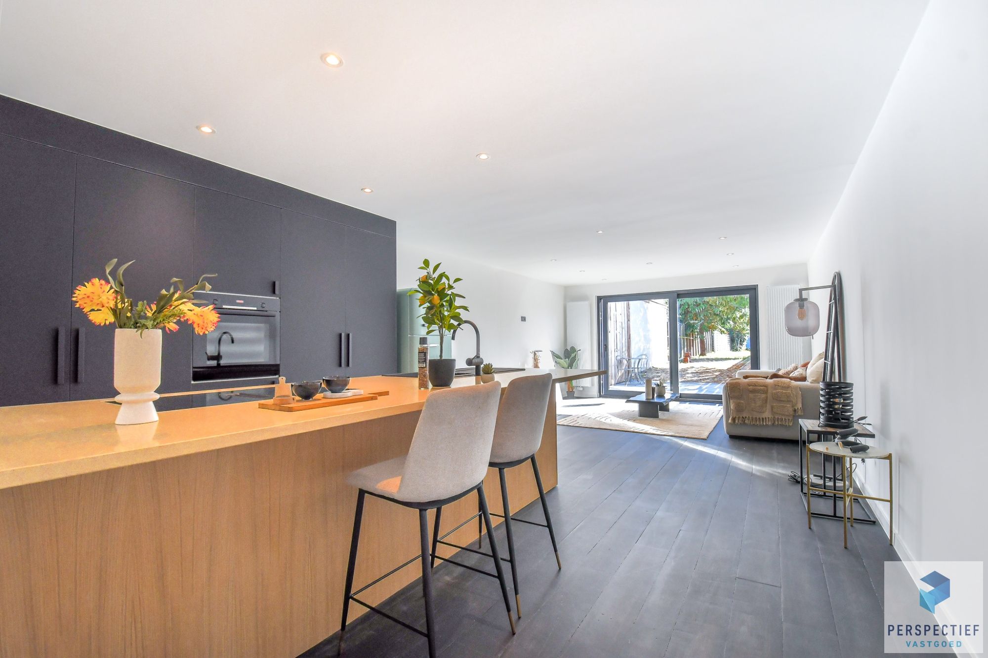 Stijlvol gerenoveerde woning met tuin op toplocatie foto 7