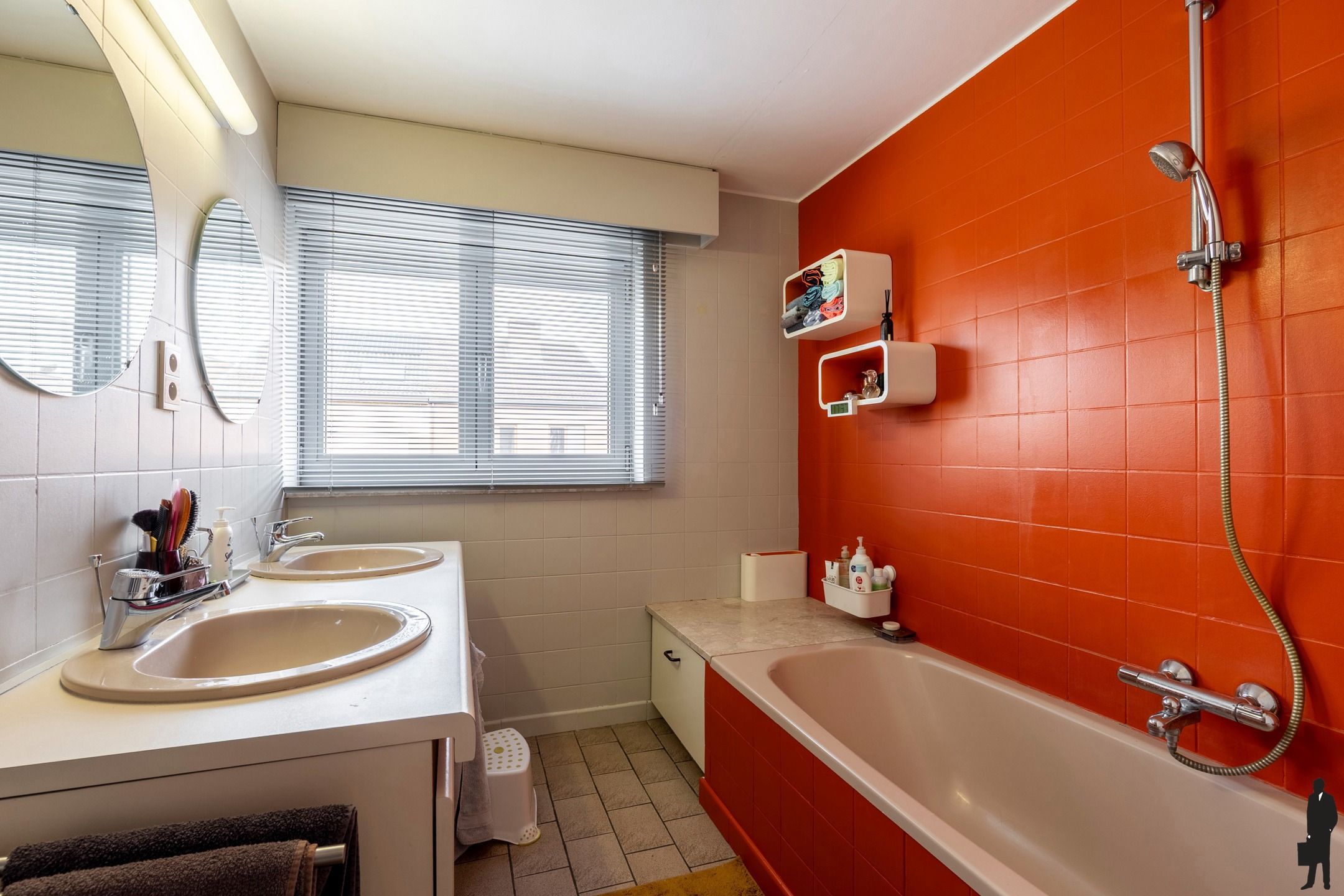 Stijlvolle woning met 3 slpk., 2 gar. en ruime tuin op 410m² foto 9