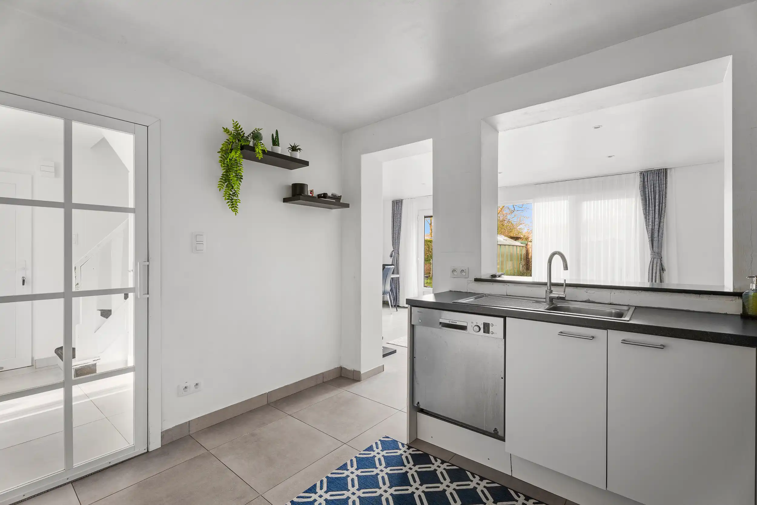 Centrum gelegen gezinswoning met garage en tuin! foto 7