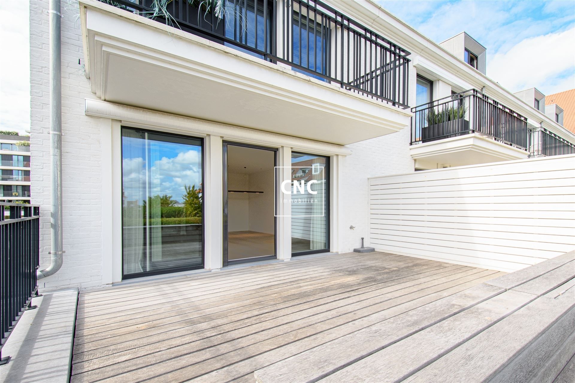 Zuidgericht appartement met ruim terras en 2 slaapkamers foto {{pictureIndex}}