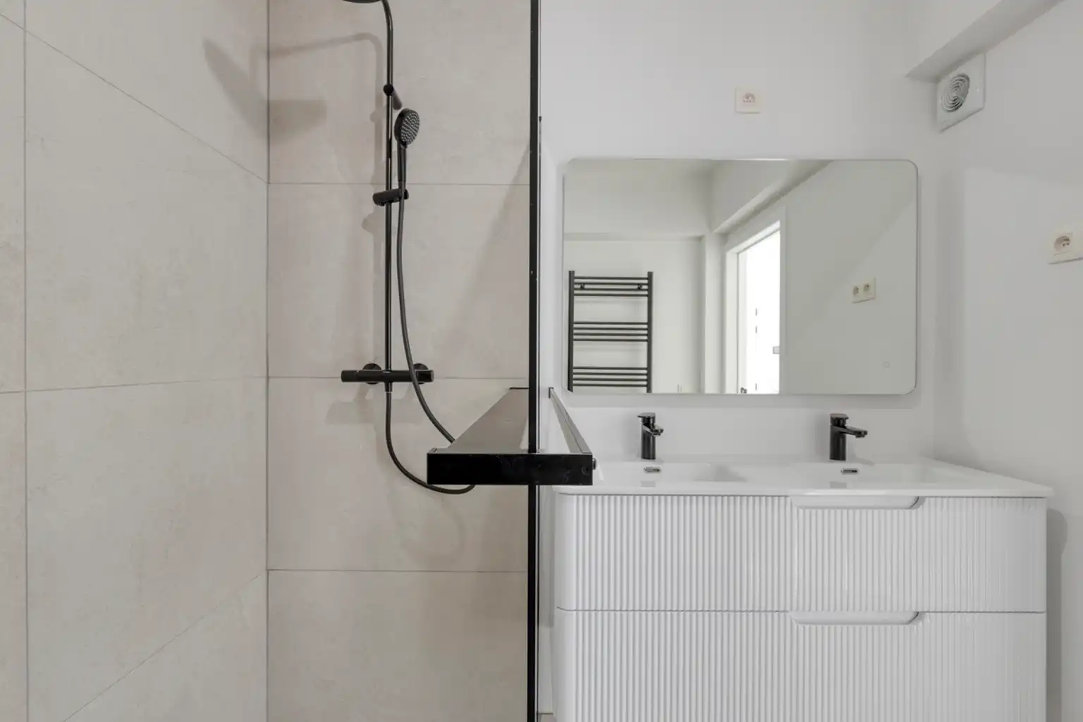 Volledig gerenoveerd en instapklaar 2 slaapkamer appartement foto 16