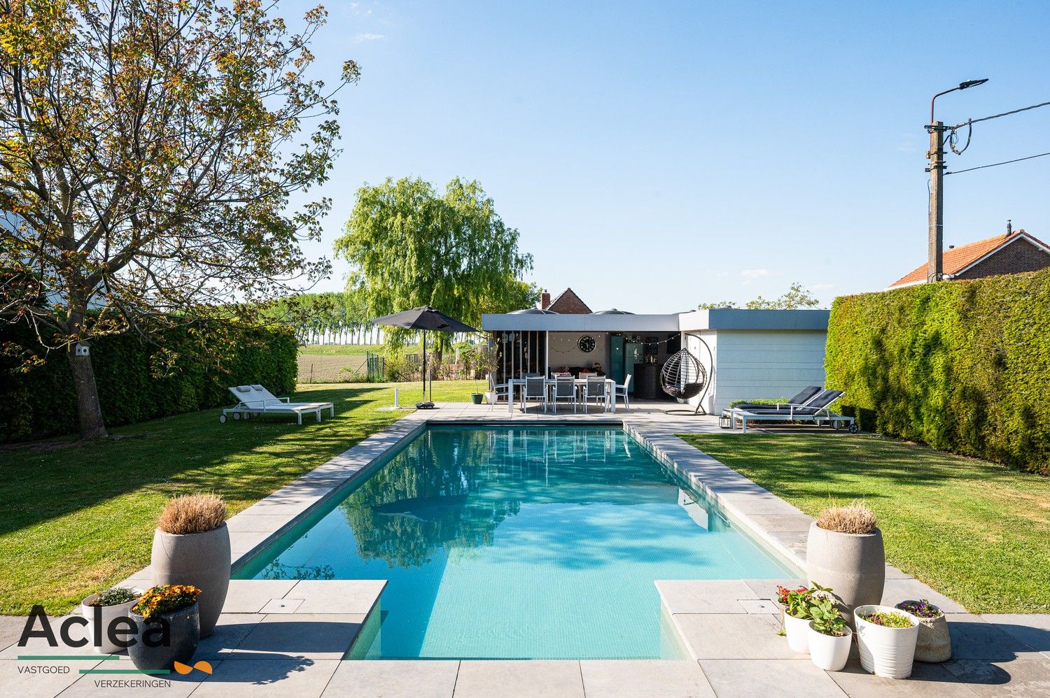 Moderne instapklare villa met zwembad en poolhouse foto 31