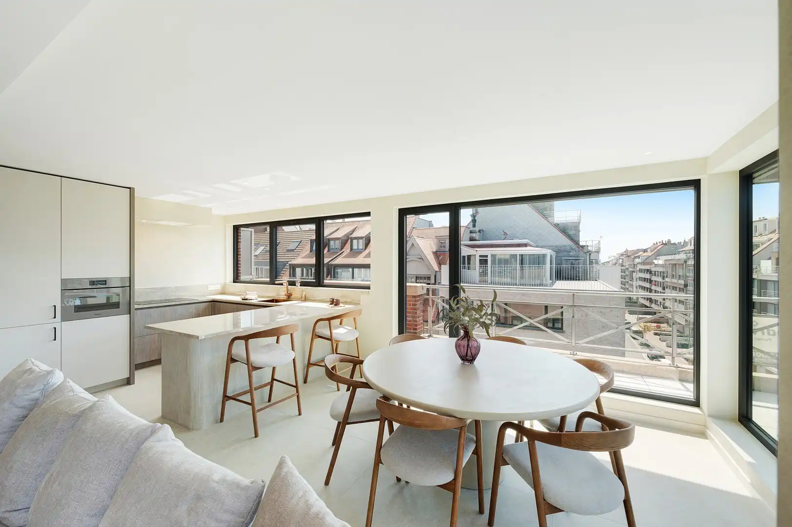 Prachtig gerenoveerd duplex hoekappartement nabij de Lippenslaan. foto 3
