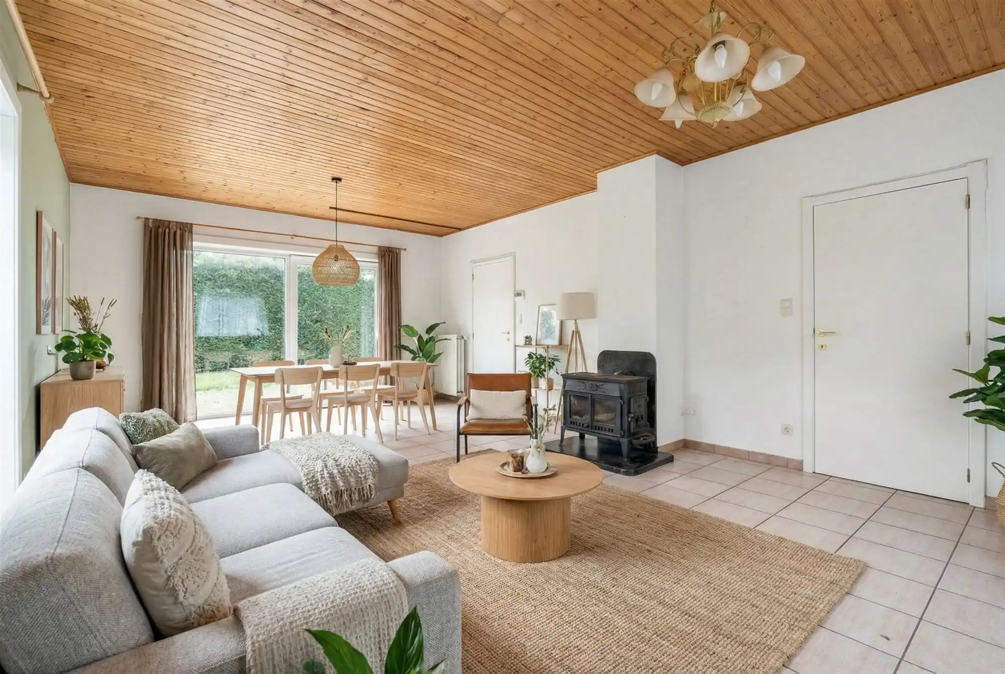 Rustig gelegen, vrijstaande woning met 6 slaapkamers op mooi perceel foto 3