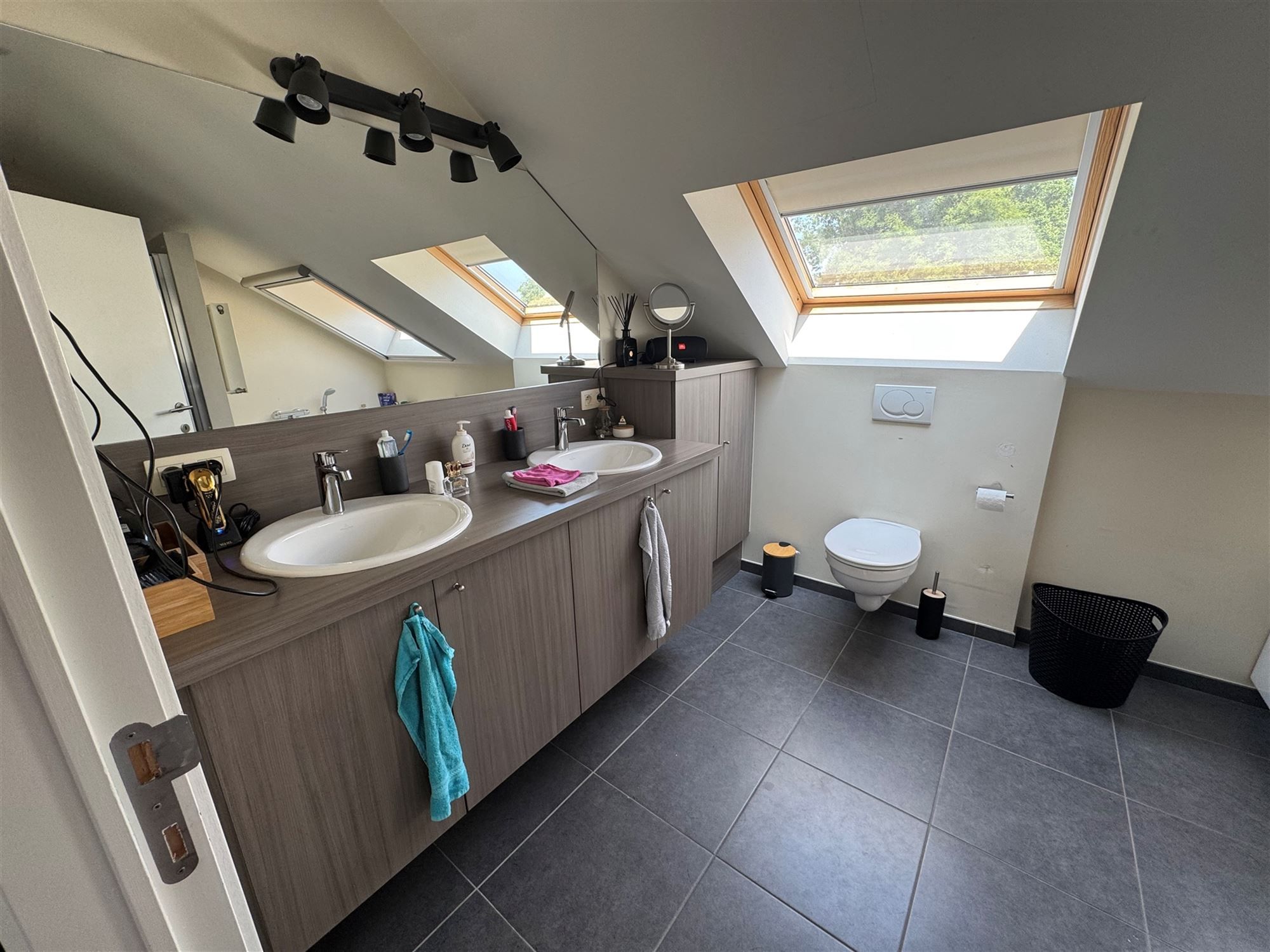 PERFECT ONDERHOUDEN DUPLEX APPARTEMENT (100M²) MET 3 SLAAPKAMERS + WASPLAATS EN TERRAS TE BEVERLO foto 9
