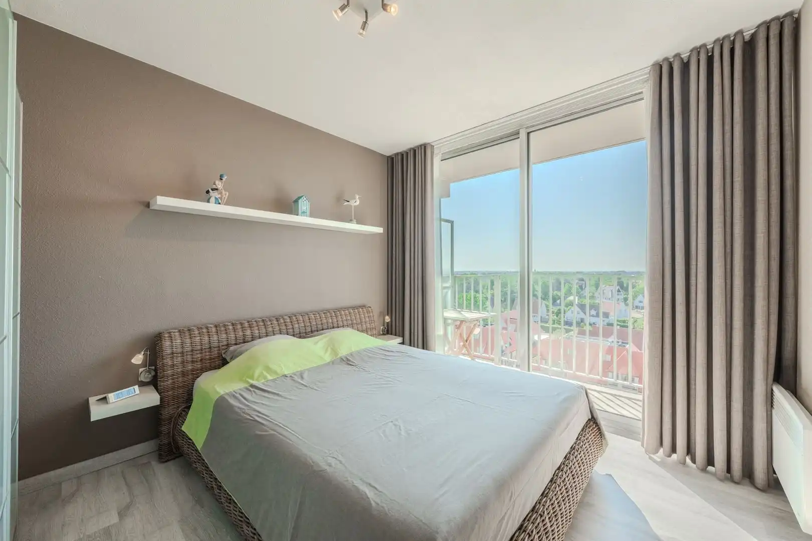 Ruim vernieuwd appartement zuidgericht met unieke zichten foto 12