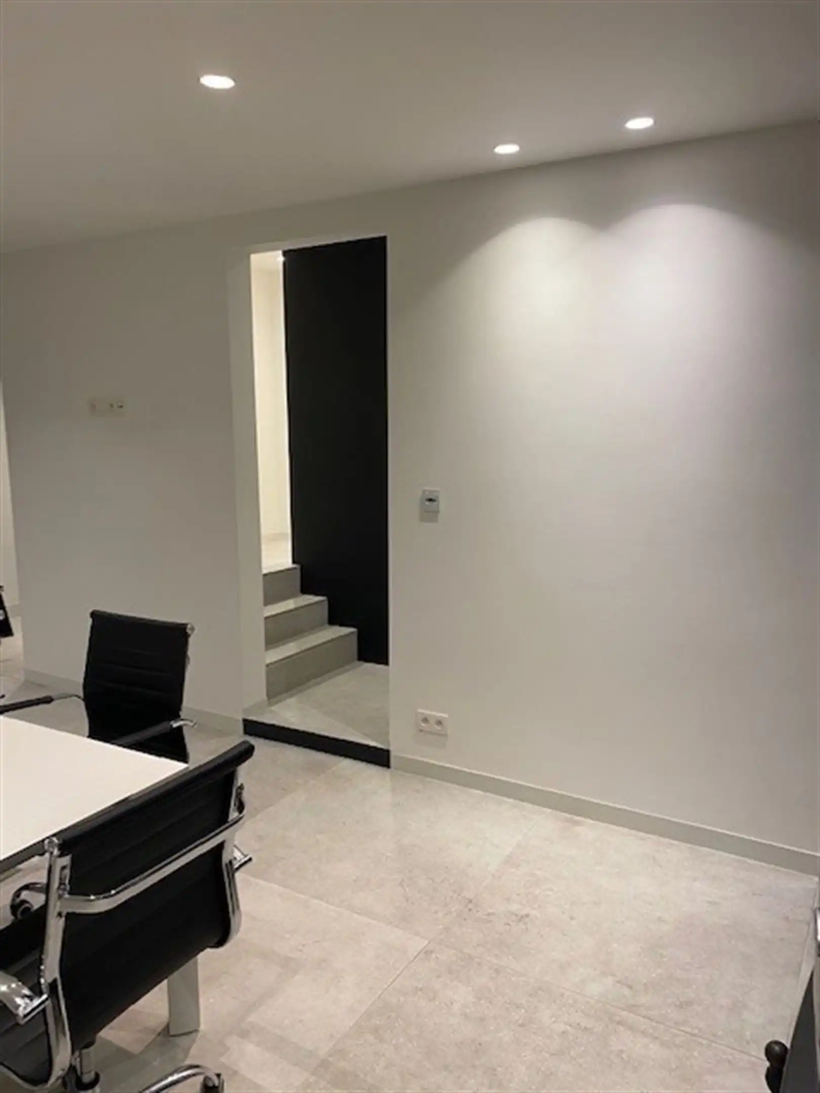 Nieuwbouw bedrijfspand met magazijnen en kantoren/showroom foto 10