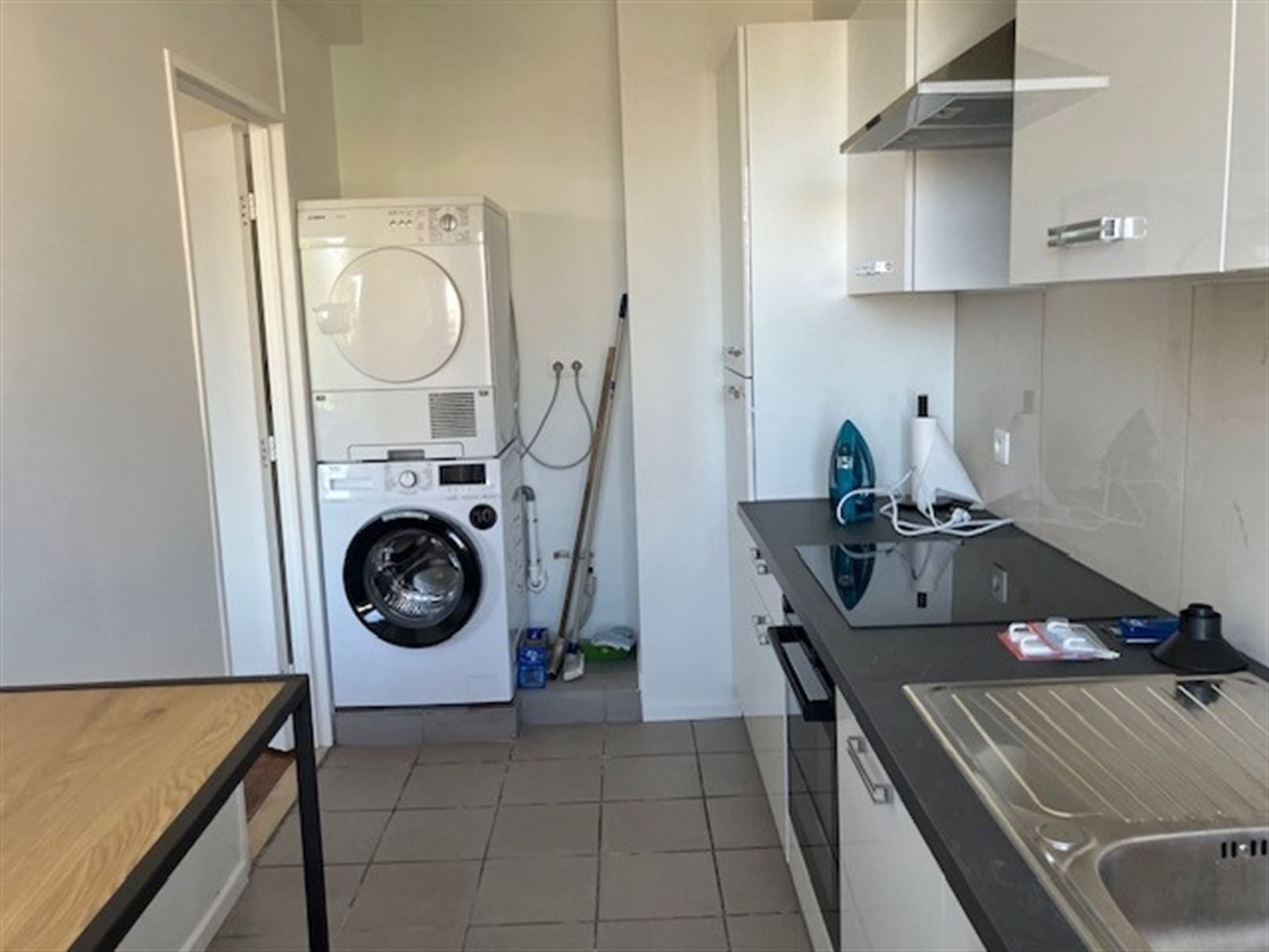 Gemeubeld appartement met 2 slaapkamers, terras en parking! foto 5