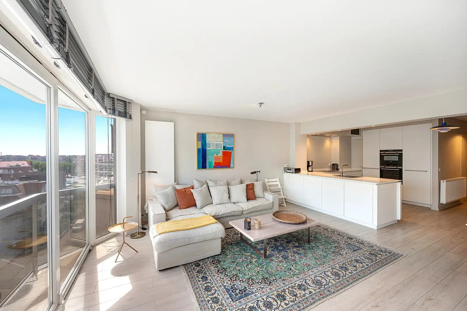 Appartement met twee slaapkamers en prachtig zijdelings zeezicht. foto 2