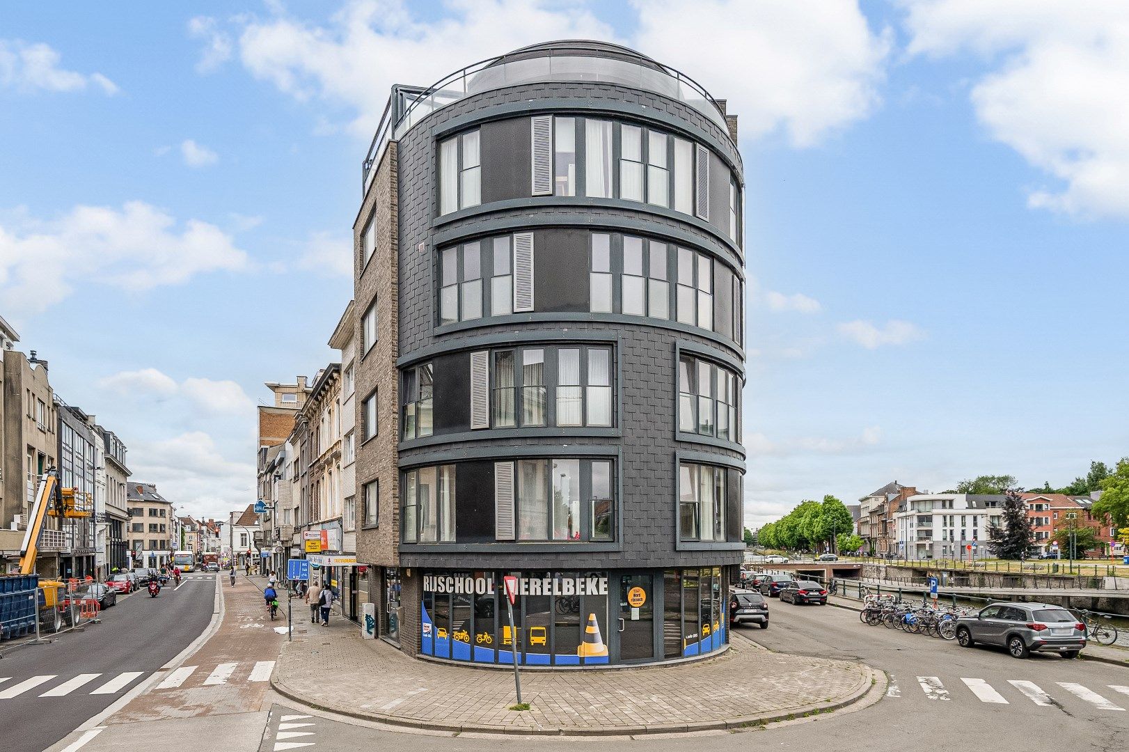 Moderne commerciële ruimte met topzichtbaarheid aan de Coupure foto {{pictureIndex}}