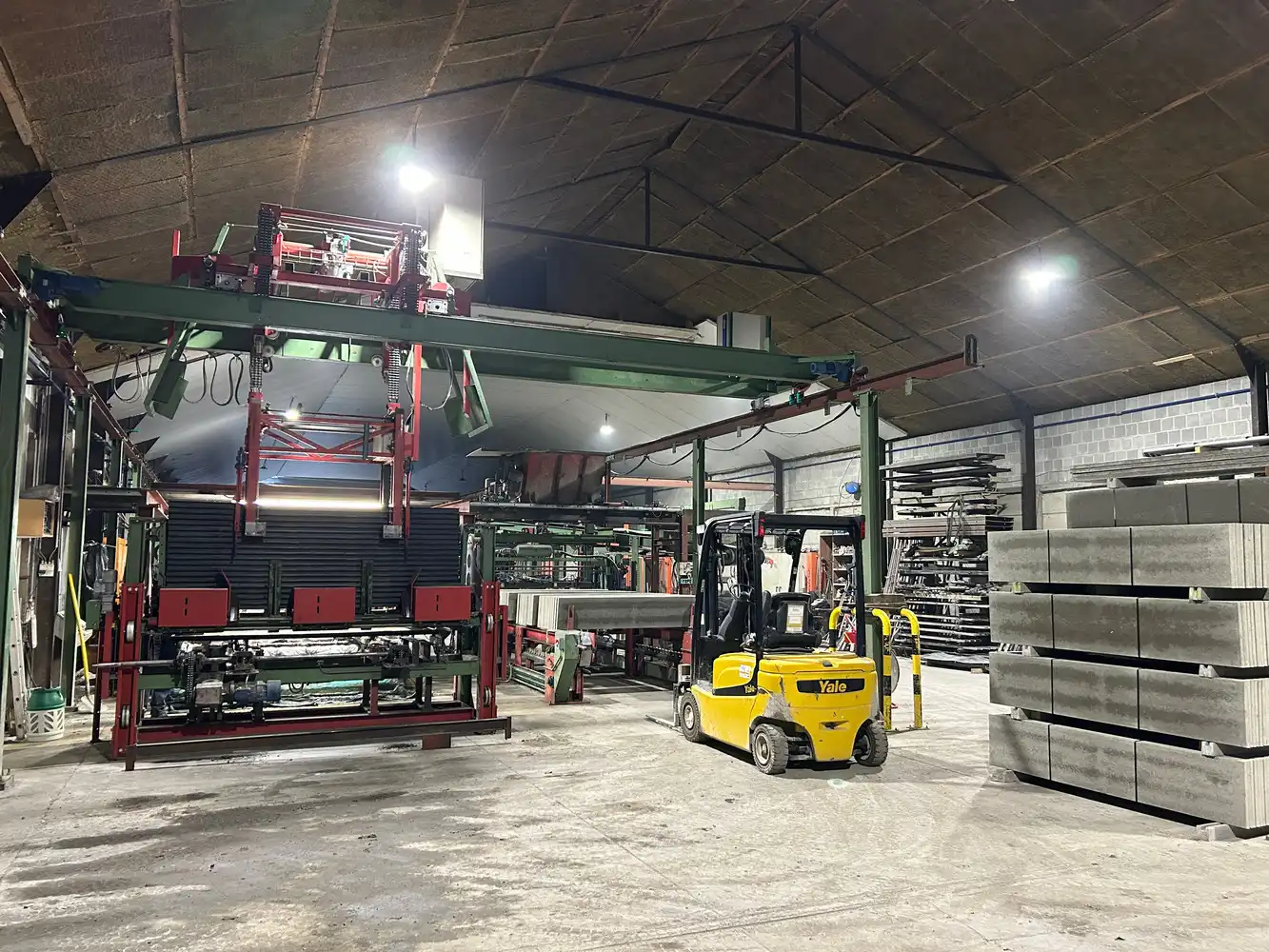 BEDRIJGSPANDEN MET KANTOREN EN MACHINES EN ROLLEND MATERIEEL foto 5