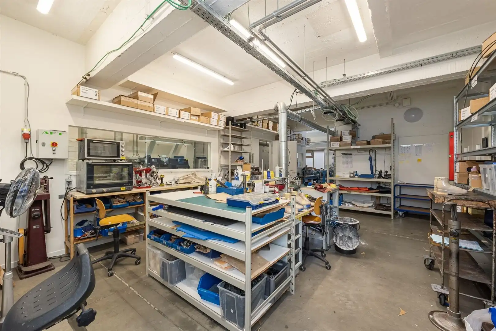 Uitstekend gelegen winkelpand met twee toegangen foto 14