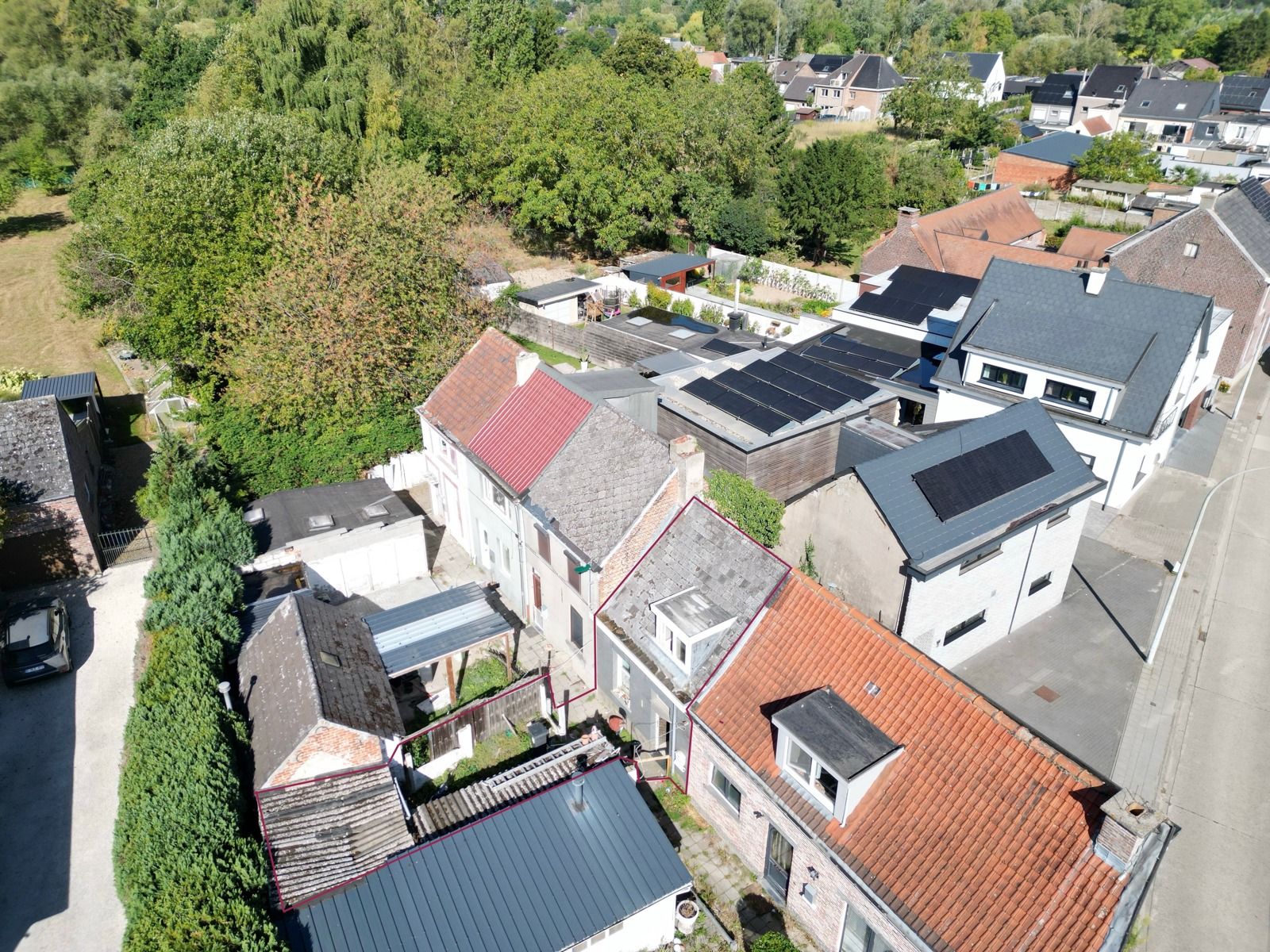 Hoofdfoto van de publicatie: Rustig gelegen, volledig te renoveren woning met 1 SLPK!