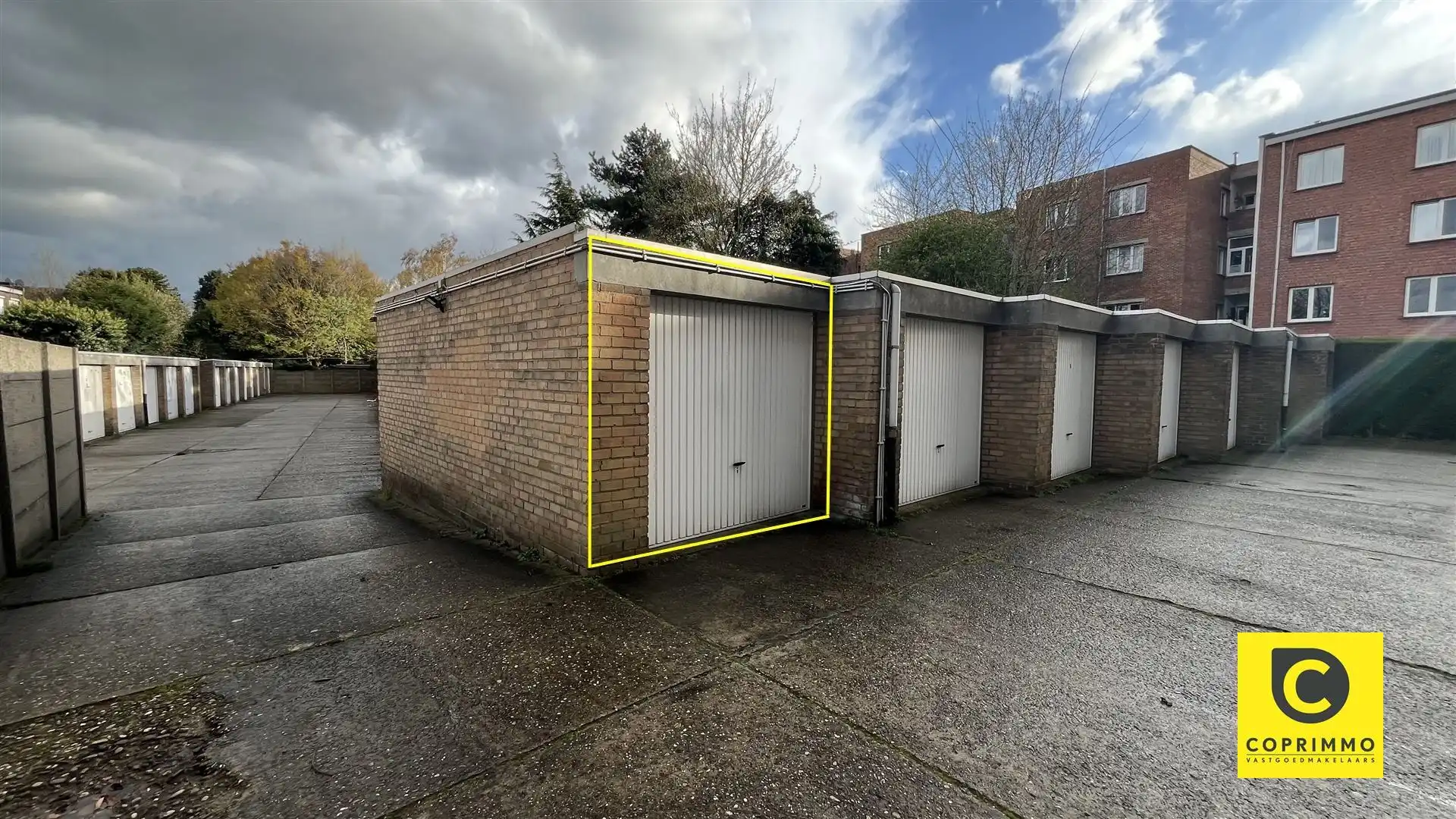 Garagebox met elektrische poort foto 2