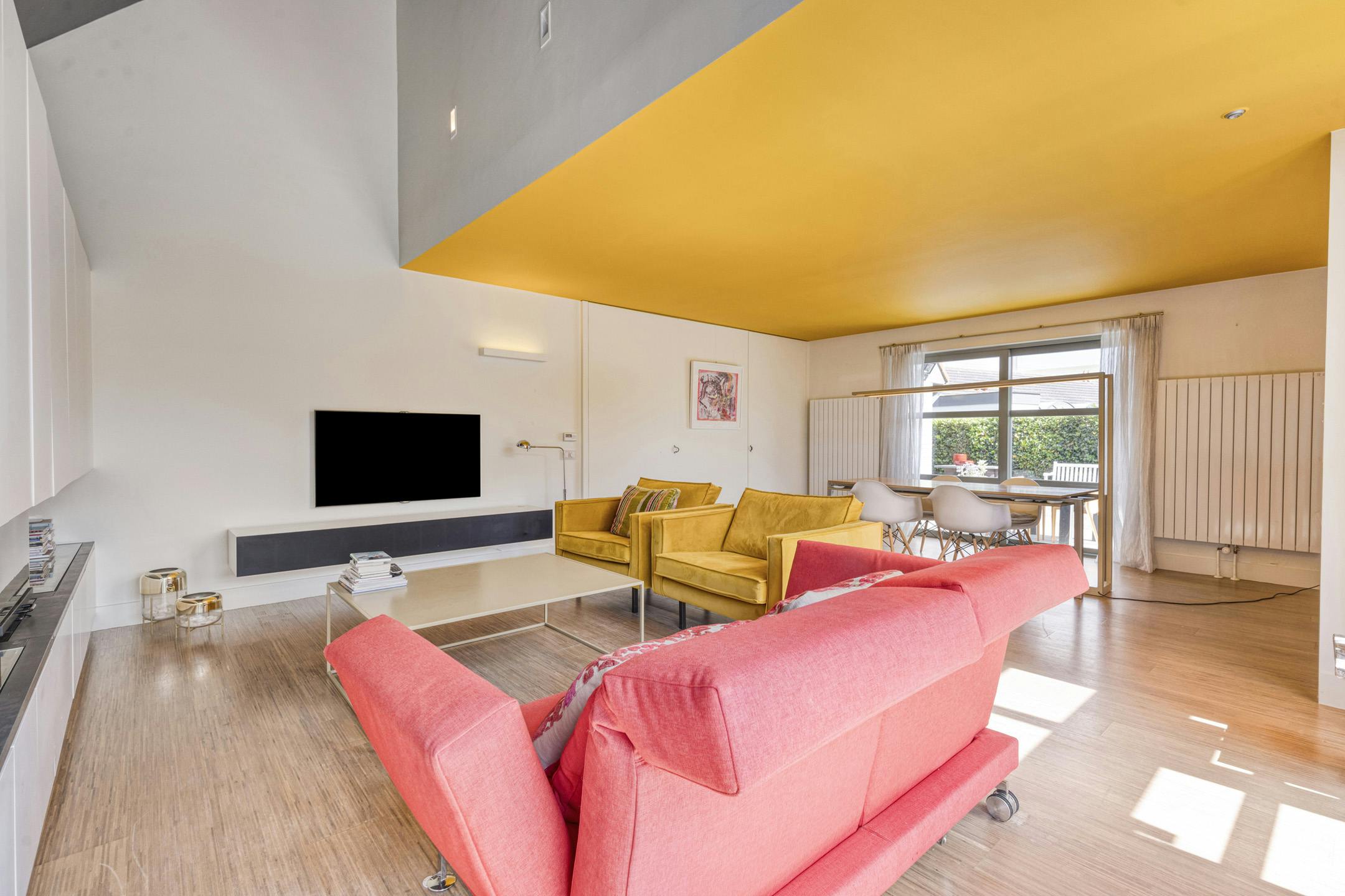 Villa met praktijkruimte op ruim perceel te koop te Brugge foto {{pictureIndex}}