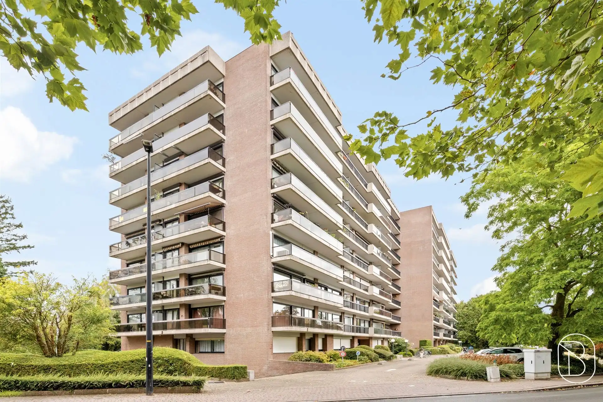 Ruim appartement met terras, groen zicht en parkeerplaats! foto {{pictureIndex}}