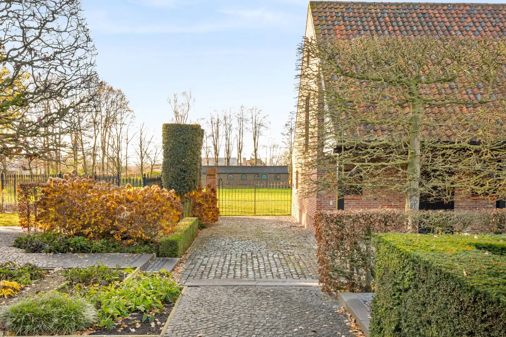 Unieke eigendom met 2 schuren, kapschuur, paardenstal en verzichten foto 12