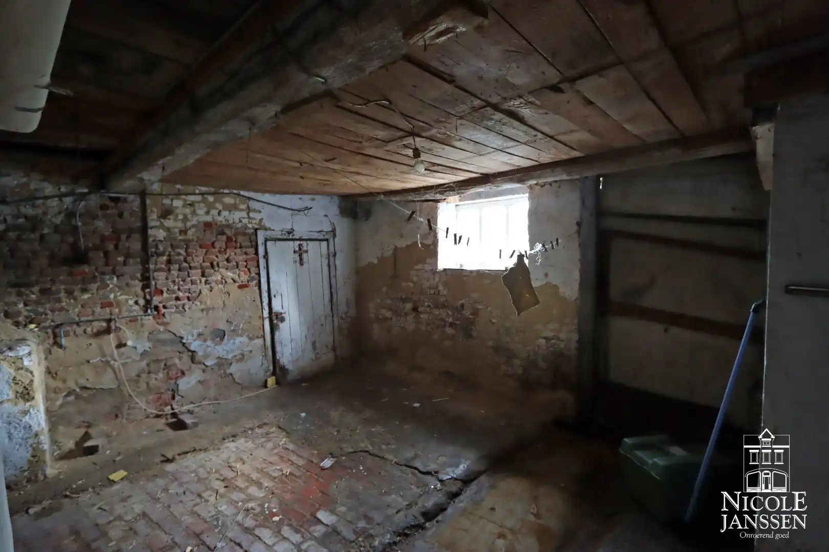 Te renoveren langgevelhoeve met garage en royale tuin op rustige locatie foto 8