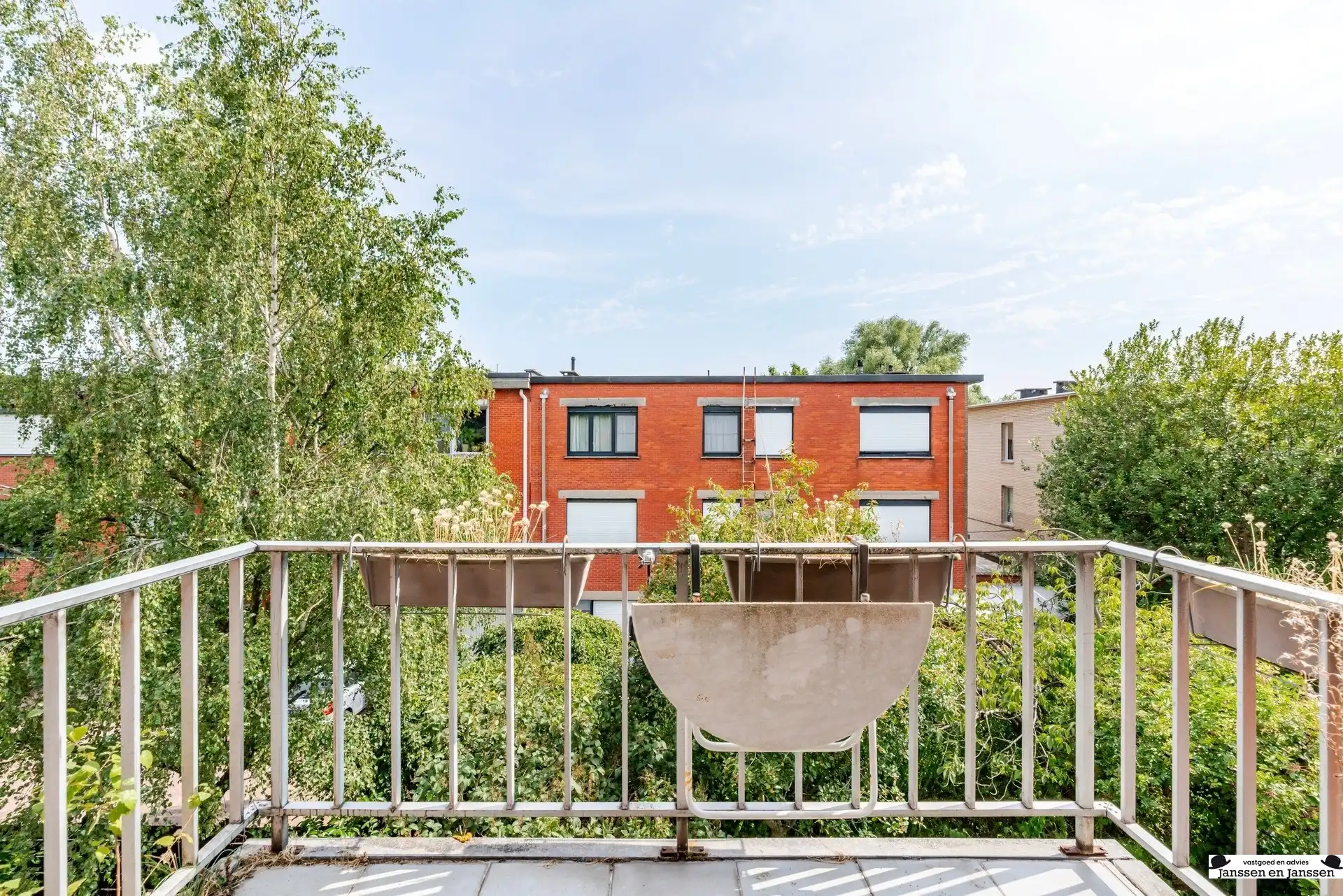 Instapklaar 2-slaapkamer appartement met terras foto 11