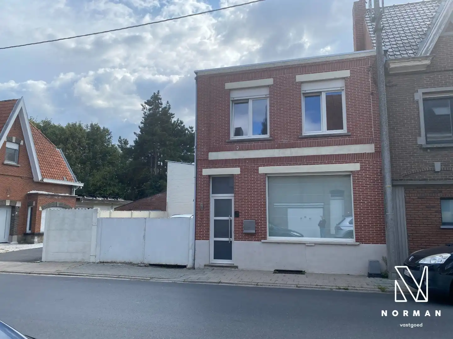 Halfopen woning met 3 slaapkamers, bijgebouw/atelier en grote voorkamer voor eventuele handelszaak foto 3