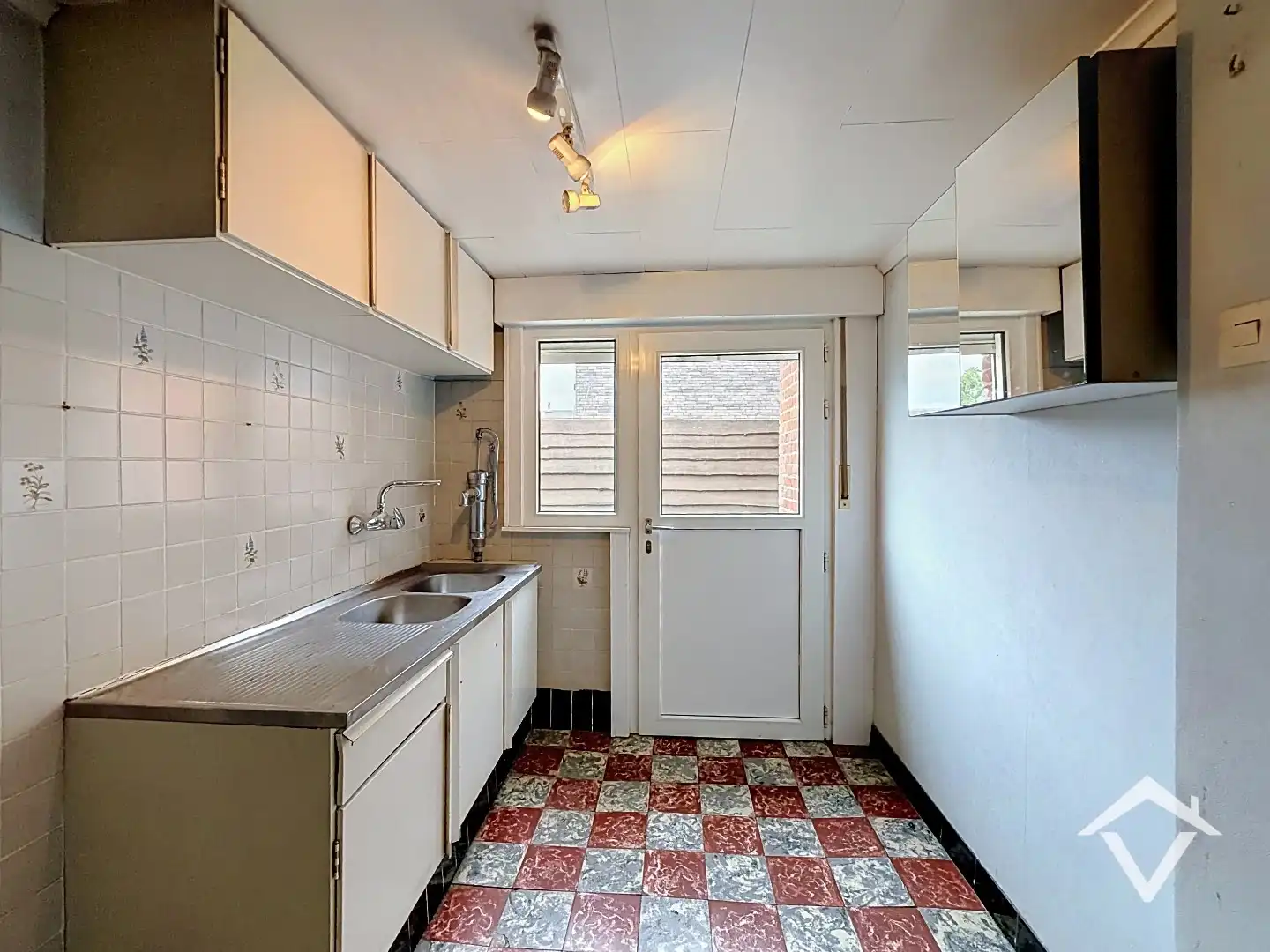 Alleenstaande woning met twee slaapkamers, tuin en garage te Roeselare foto 10
