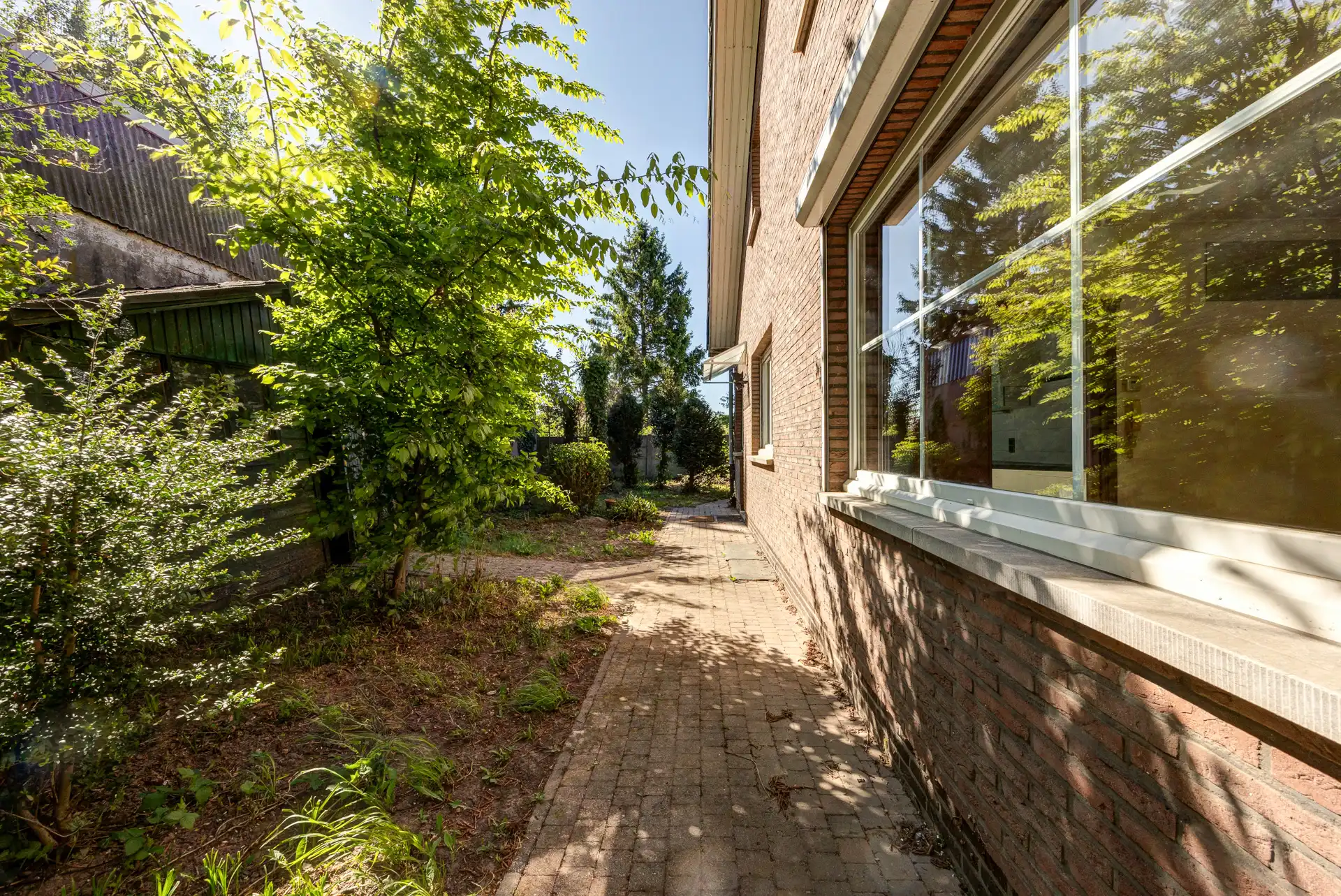 Ruime, te renoveren laagbouwvilla in doodlopende straat. foto 21