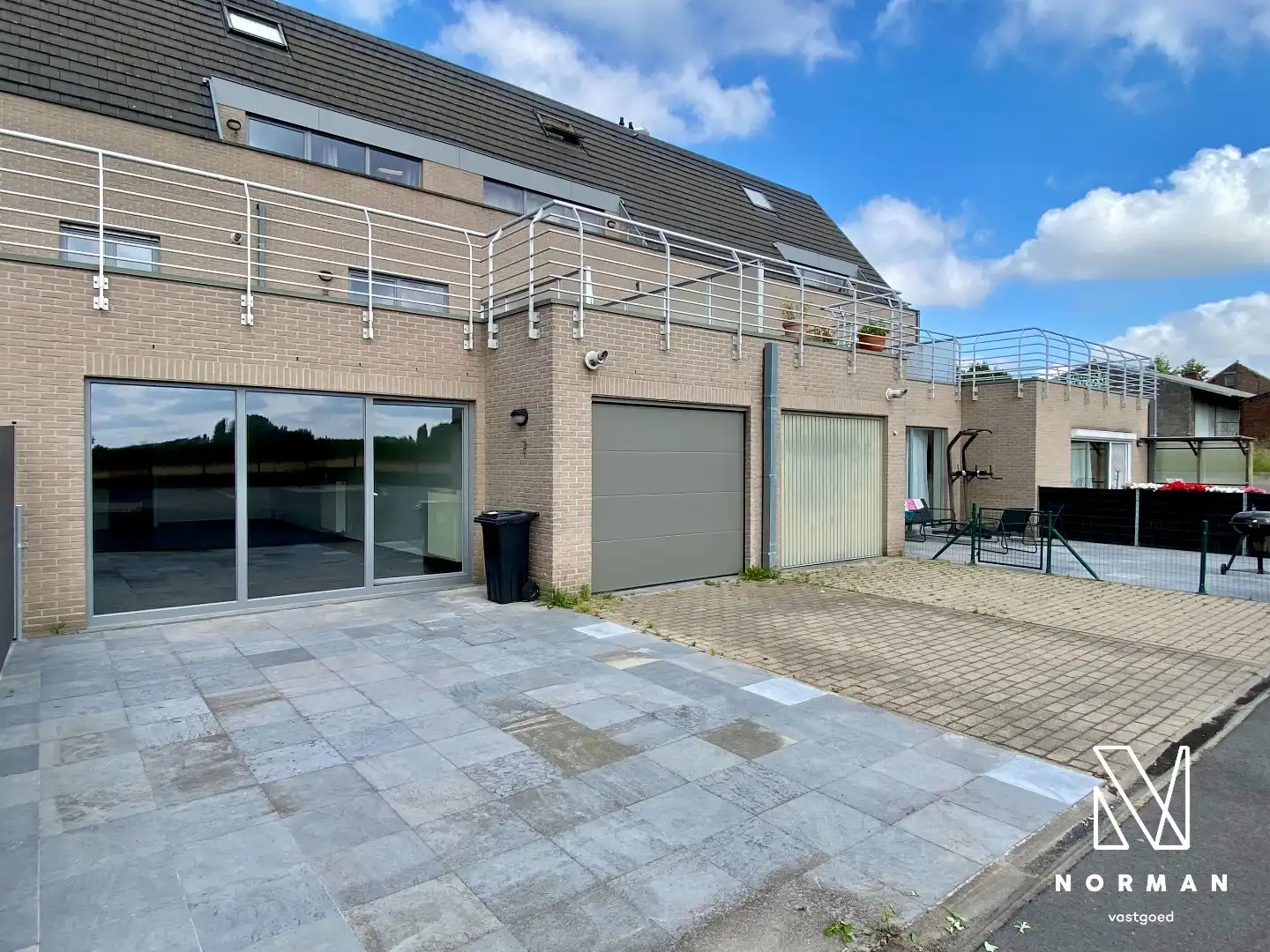 Gerenoveerd gelijkvloers appartement met 2 slaapkamers en inpandige garage en zonneterras! foto 2
