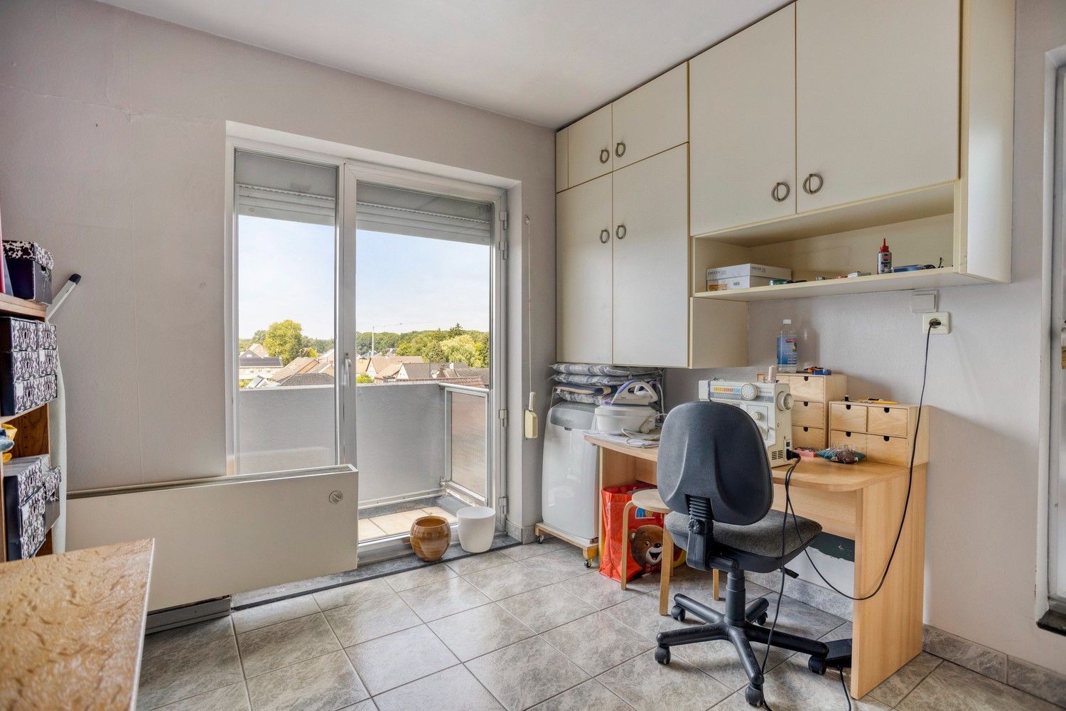 Ruim appartement op de bovenste verdieping in hartje Rekem! foto 14