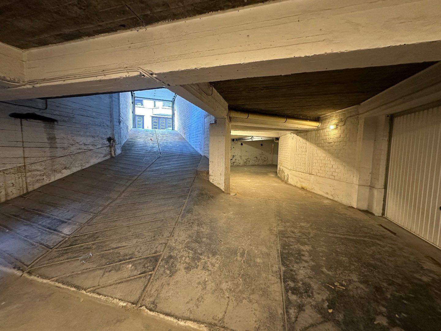 Veilige parkeermogelijkheid vlakbij St-Pietersstation : 1 garagebox beschikbaar. foto 7