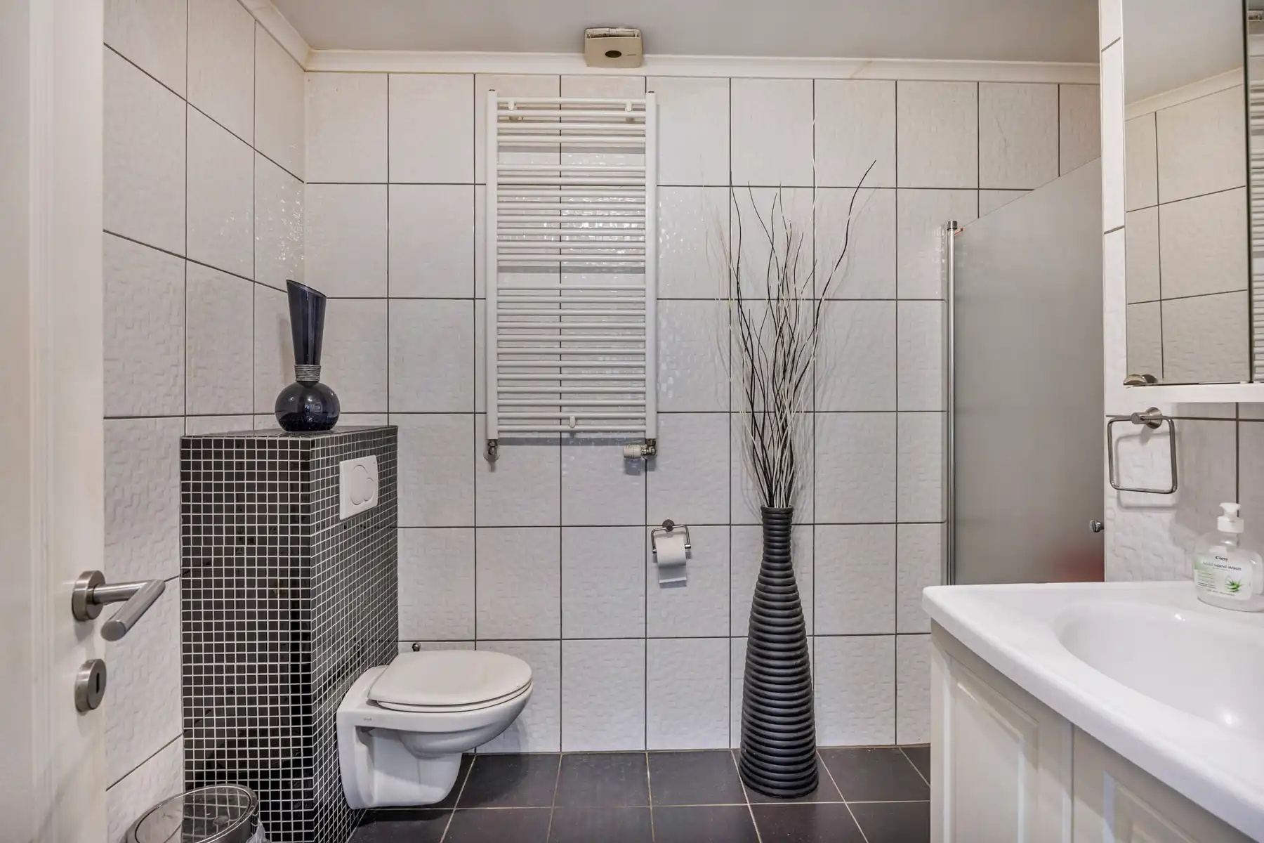 Unieke Kans! Stijlvol & Instapklaar Handelspand op Toplocatie in Koersel foto 8