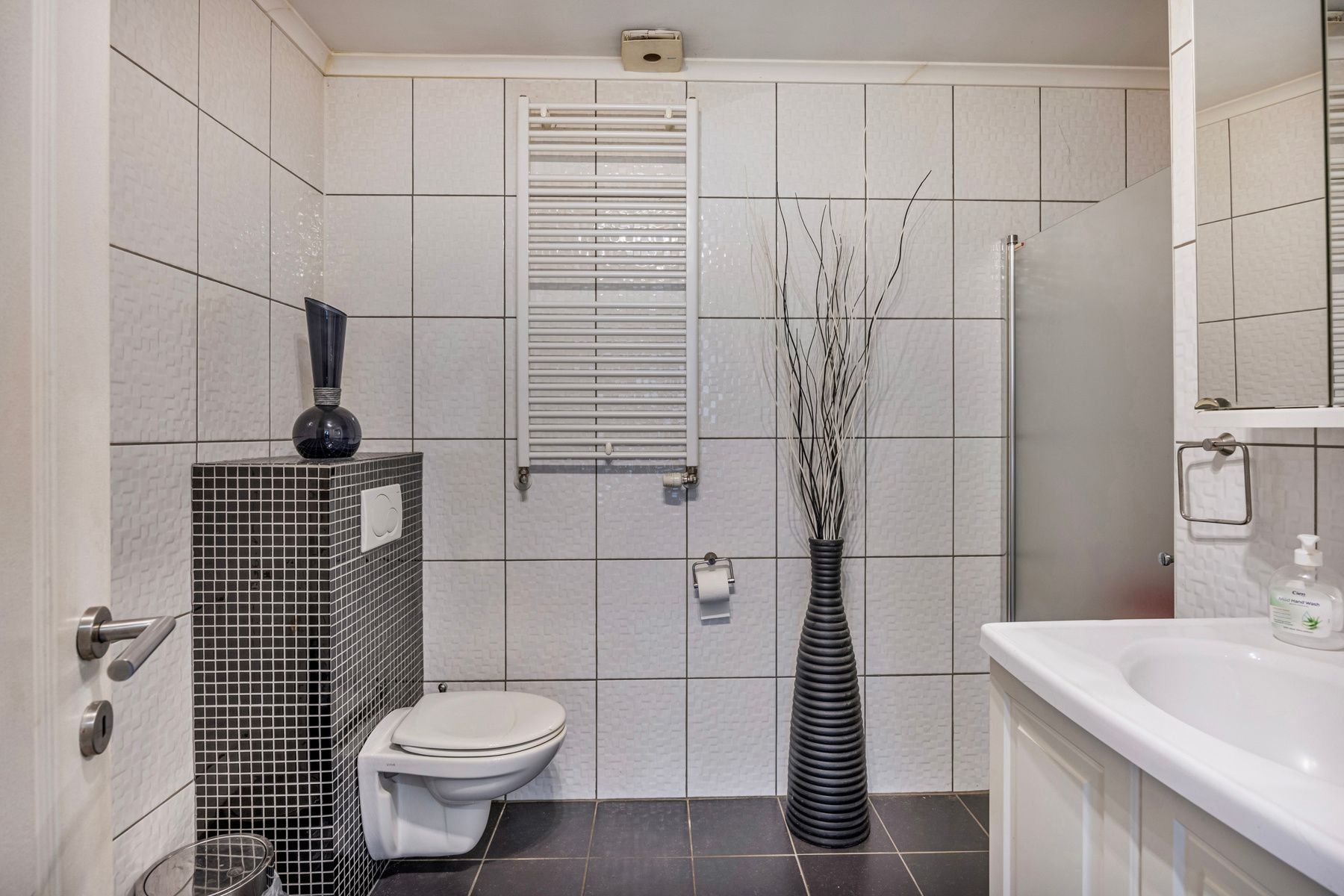 Unieke Kans! Stijlvol & Instapklaar Handelspand op Toplocatie in Koersel foto 8