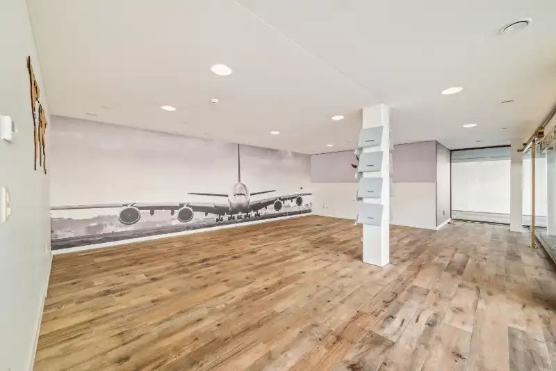 Roeselare. Instapklare recente handels- en praktijkruimte met uitstekende visibiliteit gelegen aan de Koning Albert I-laan foto 3