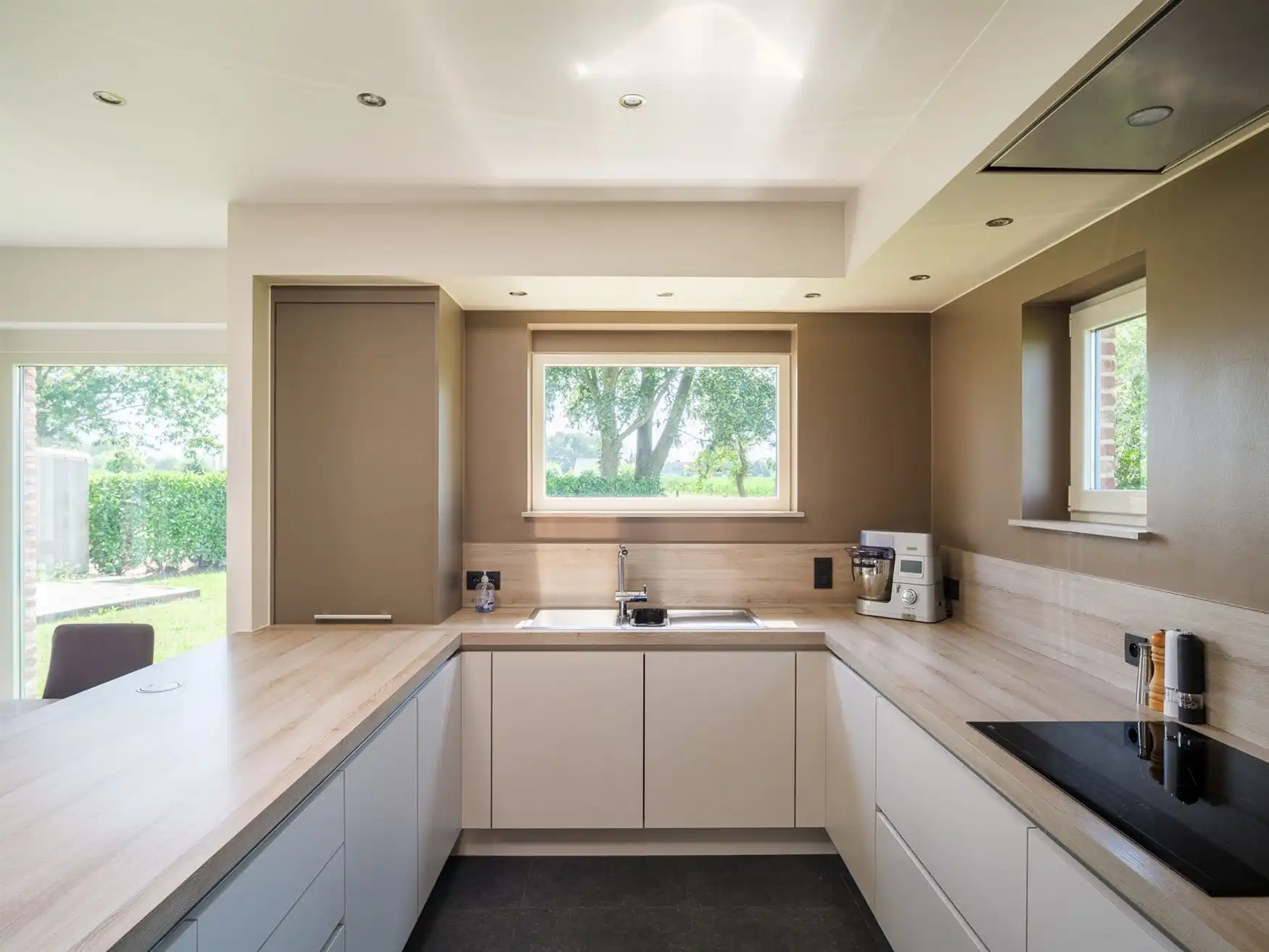 Exclusieve farmhouse te midden van de velden in Drongen foto 4