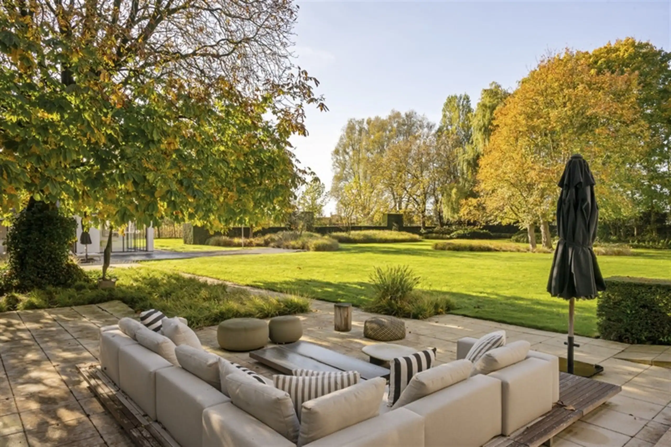 Waardevolle witte vastgoedparel  op 8.679 m² ! foto 28