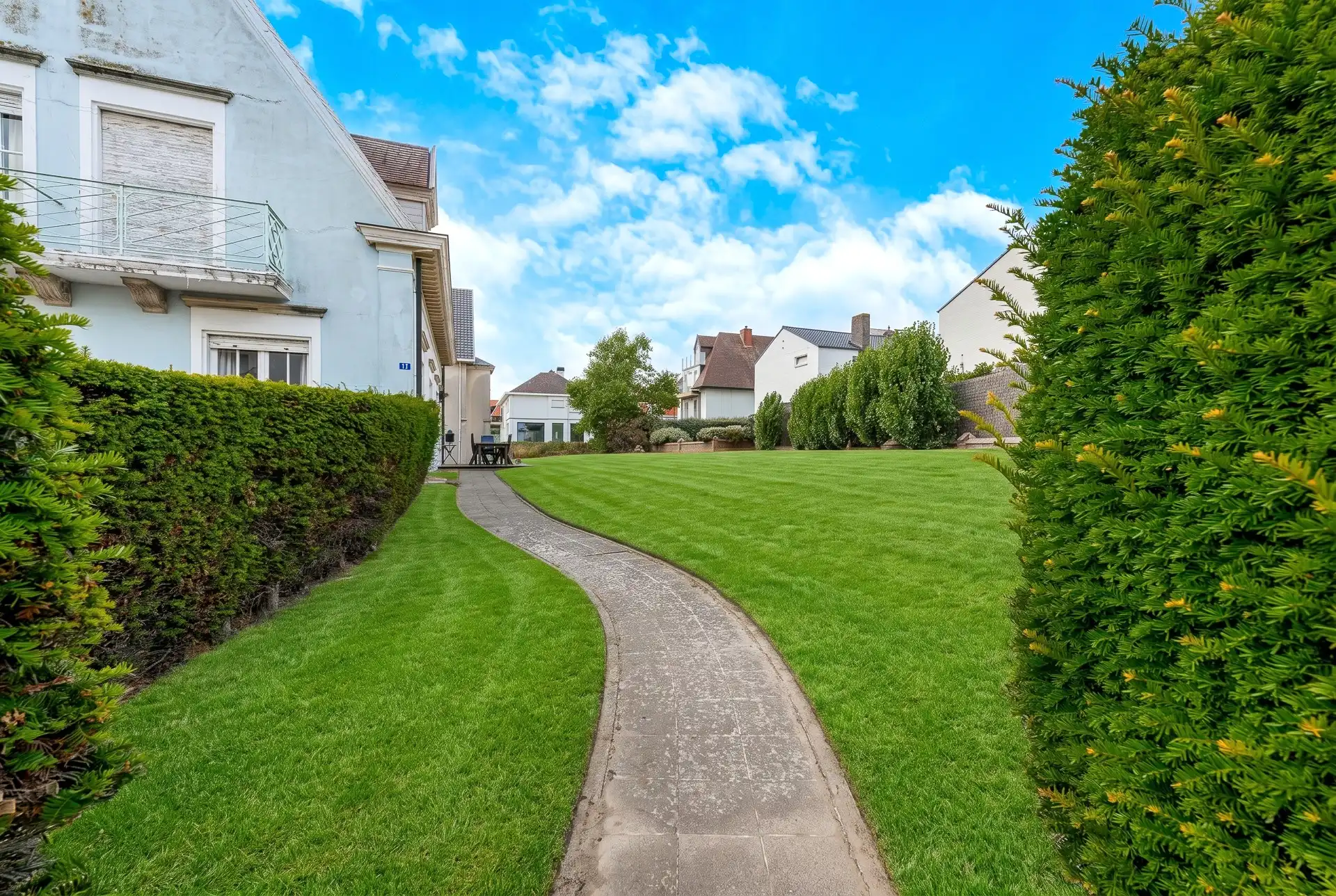 Majestueuze villa op toplocatie en 919m² grond, op slechts 150 meter van het strand foto 39