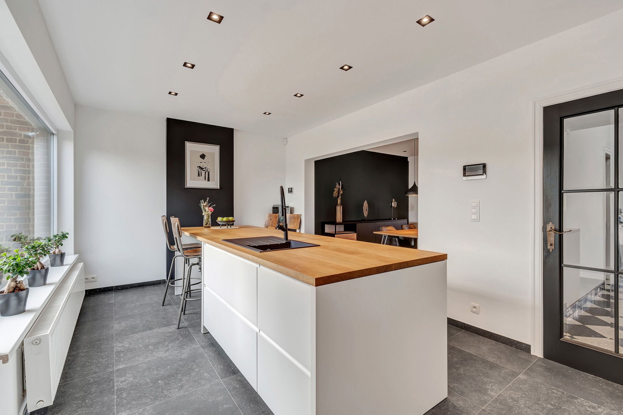 Gerenoveerde woning met 4 slaapkamers en 2 badkamers.  foto 3