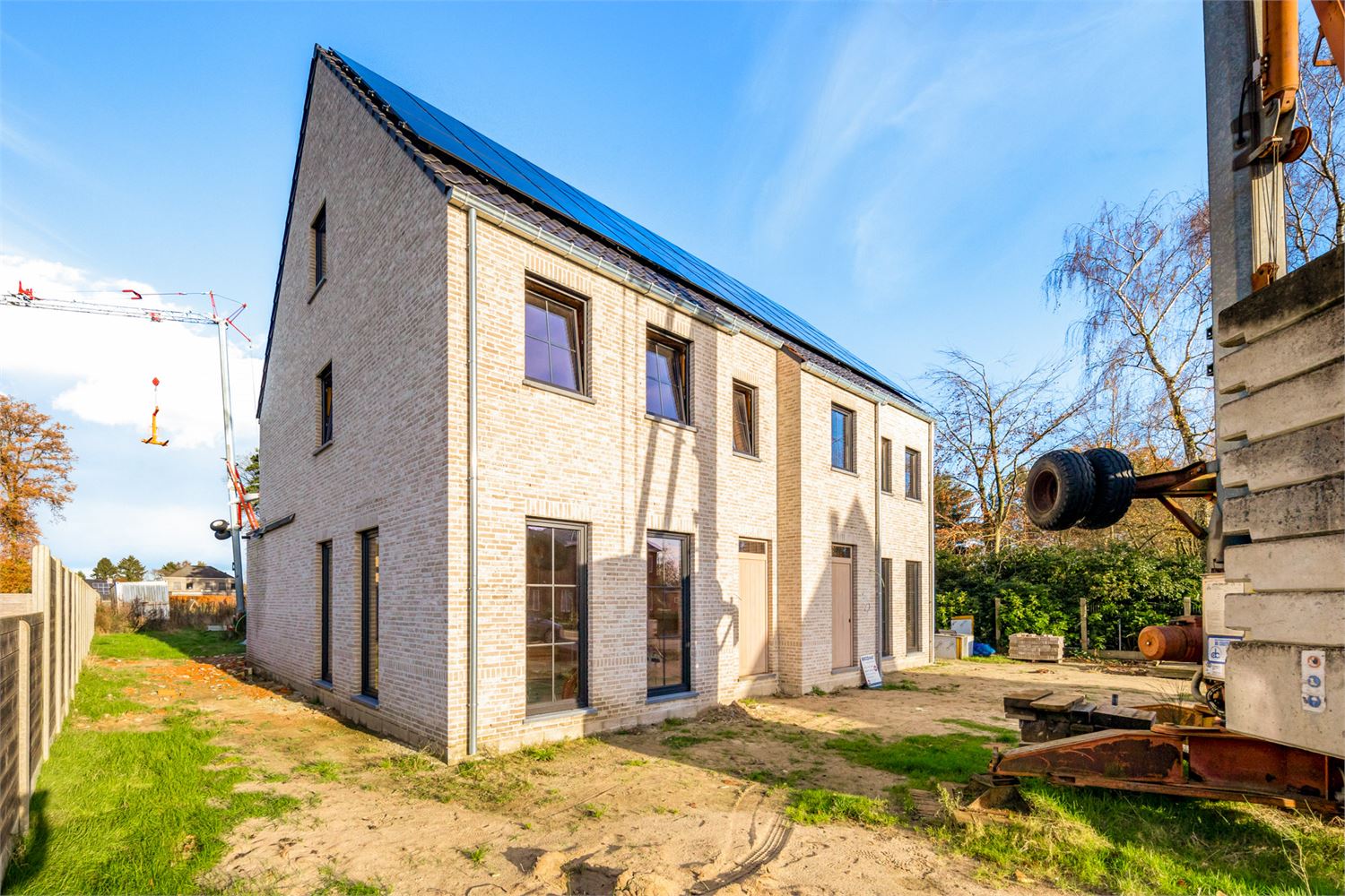 Idealis Vastgoed – Charmante CASCO+ woning met 2 tot 3 ruime slaapkamers, ruime woonkamer met open keuken, berging, achterinkom met wasruimte, badkamer en met maar liefst 18 zonnepanelen. De woning is gelegen op een rustig perceel aan de bosrand. foto 2