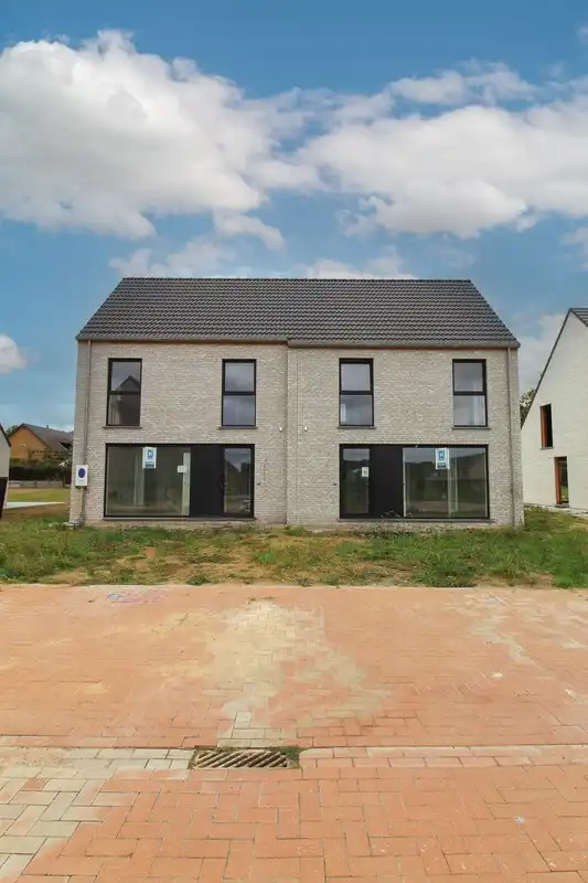 Hectaar bouwt hedendaagse halfopen bebouwingen te Meulebeke foto {{pictureIndex}}