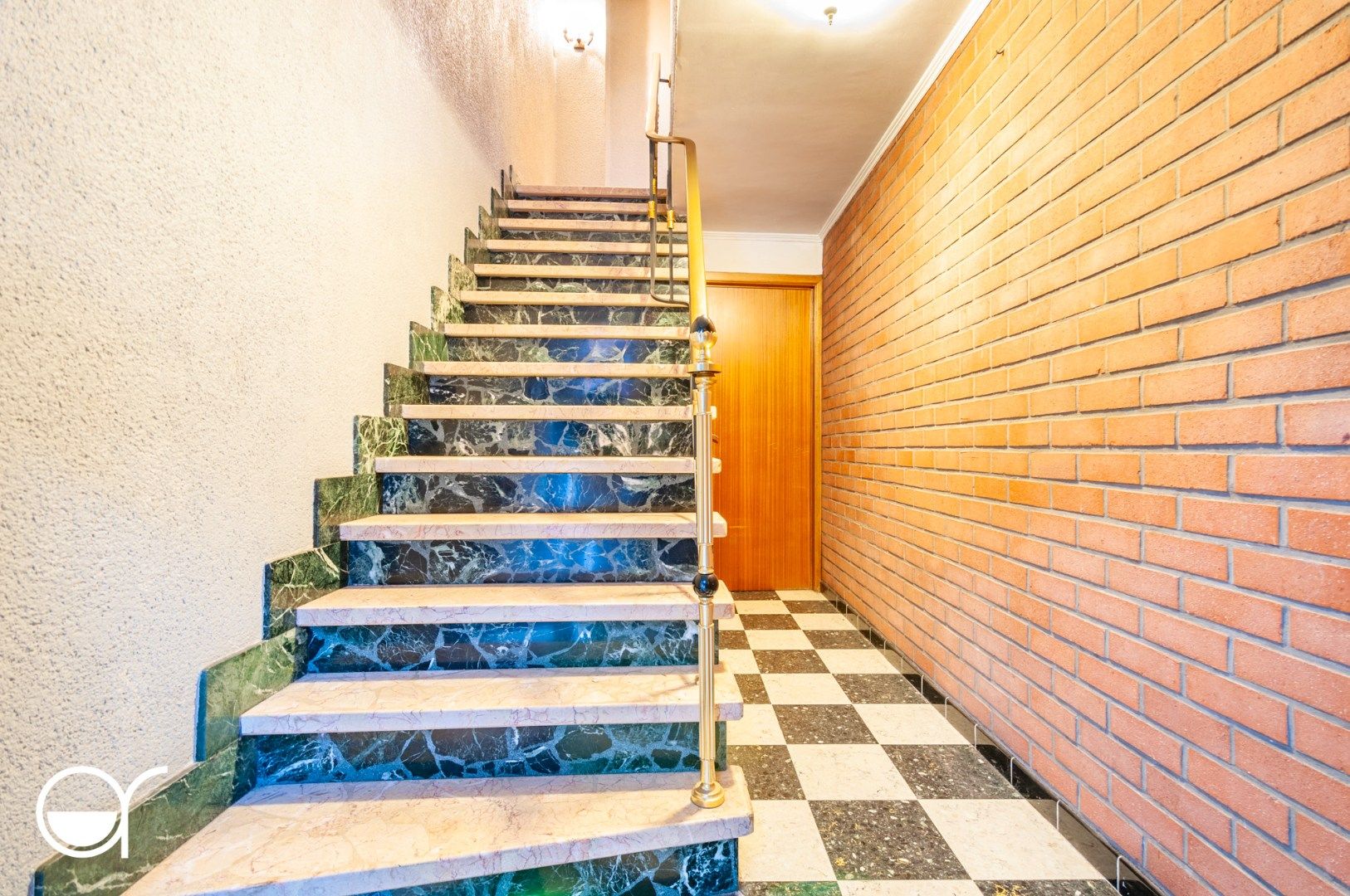 Op te frissen halfopen bebouwing met 5 garages in Mariakerke foto 3