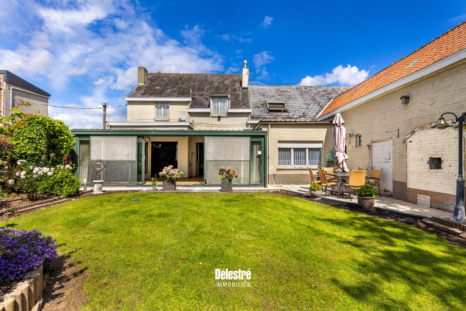 Ruime te renoveren alleenstaande woning met polyvalent bijhuis en grote garage  foto 2