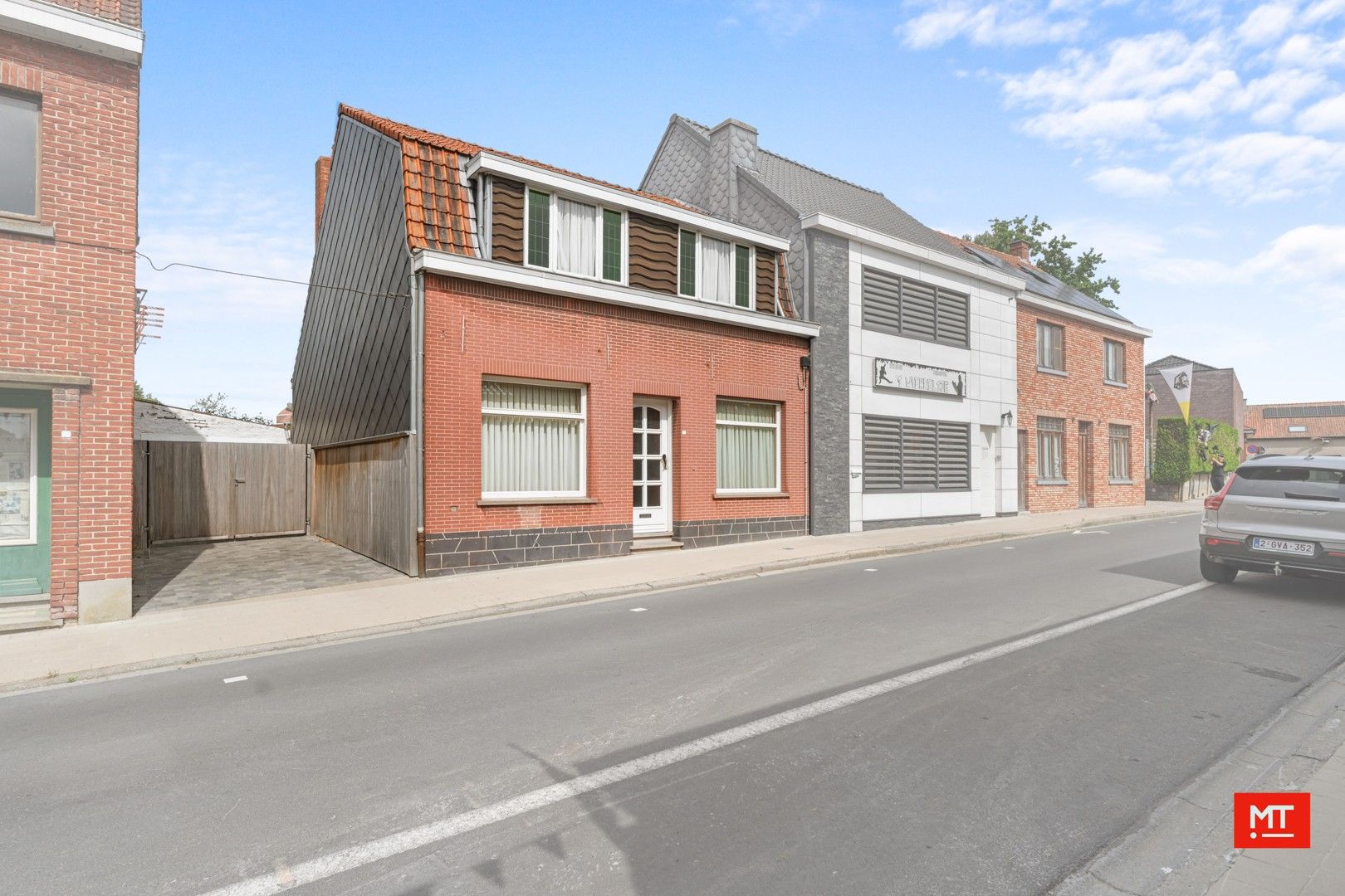 Hoofdfoto van de publicatie: Te renoveren halfopen woning met 3 slaapkamers, Westgerichte tuin en garage op een rustige locatie in Beselare