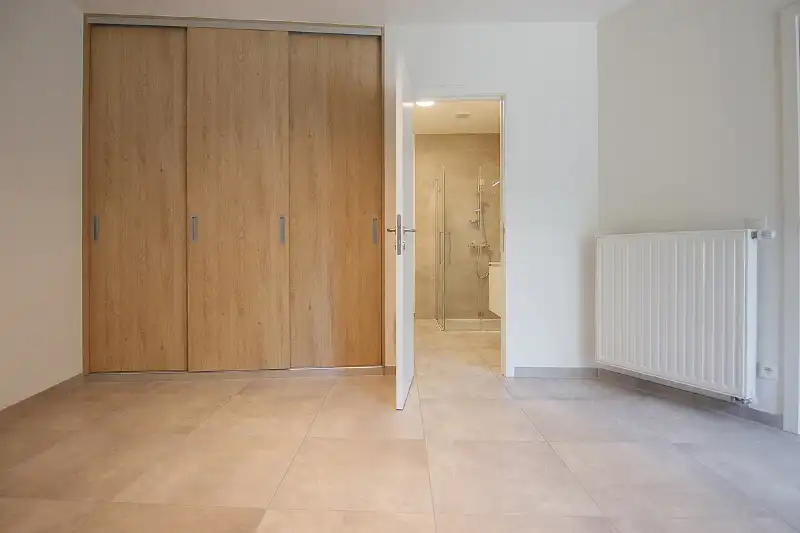 Moderne serviceflat met 2 ruime slaapkamers, 2 badkamers en een uitnodigend terras op een TOP locatie in het centrum van Hasselt foto 8