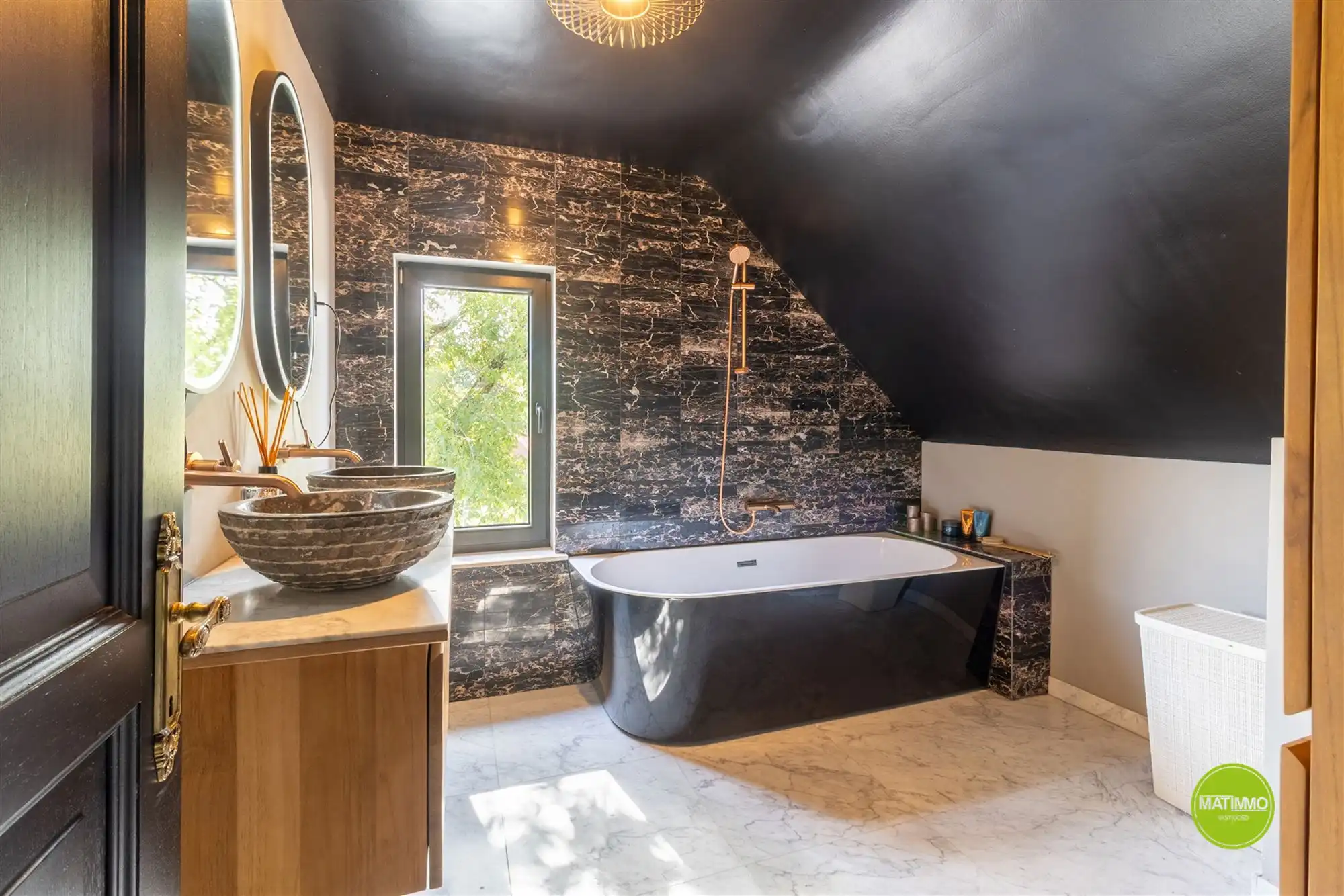 Luxueus gerenoveerde woning met groot stuk grond  foto 39