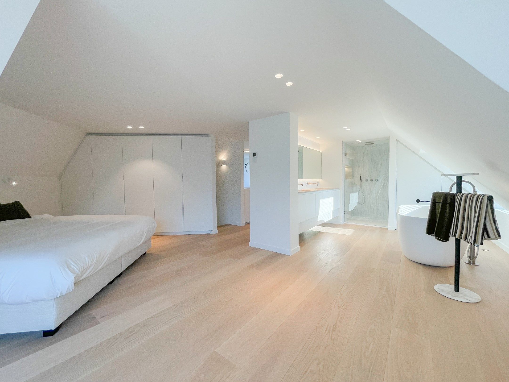 Exclusieve villa: Uitzonderlijk volledig gerenoveerde villa met frontaal zeezicht. foto 35