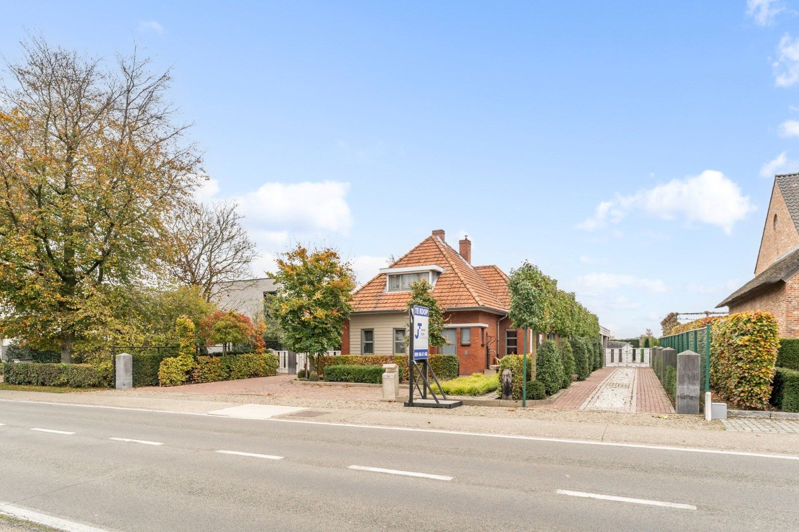 Ruime gezinswoning voorzien van 4 slaapkamers, een polyvalente ruimte en een dubbele carport op een perceel van 8a85ca!  foto 2