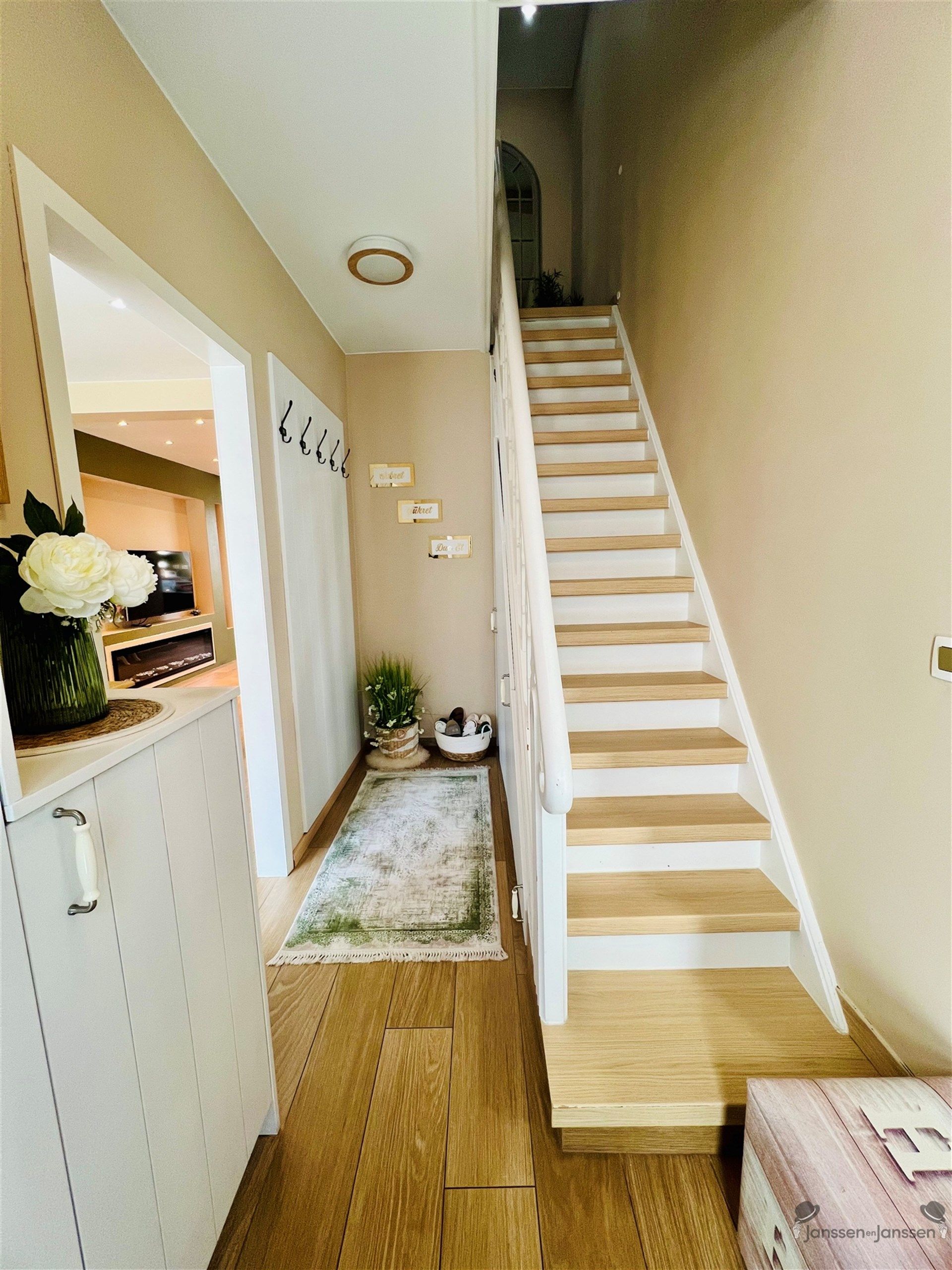 Gerenoveerde rijwoning met 3 slaapkamers & tuin foto 2