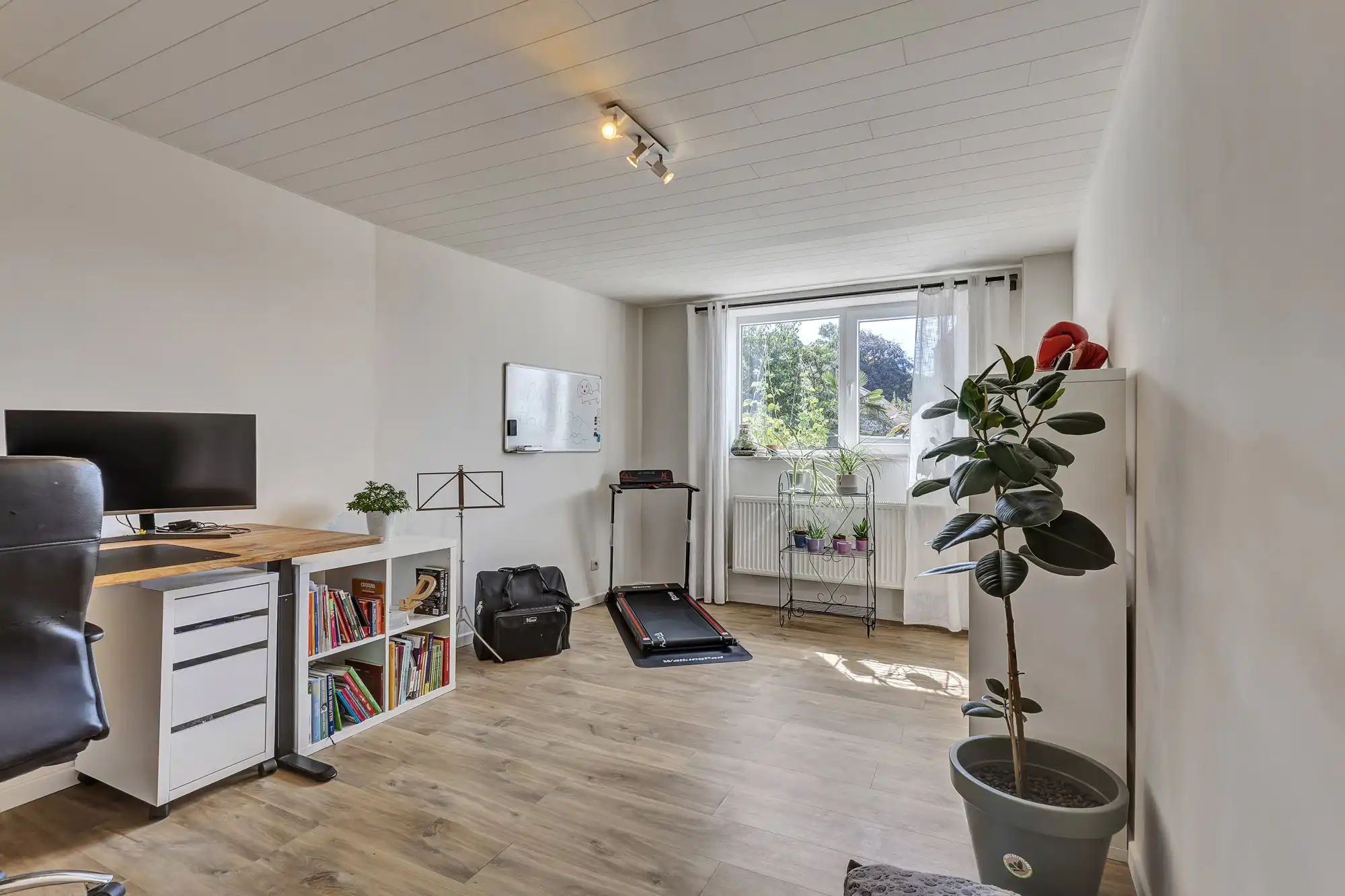 Instapklare gerenoveerde stadswoning met tuin foto 12