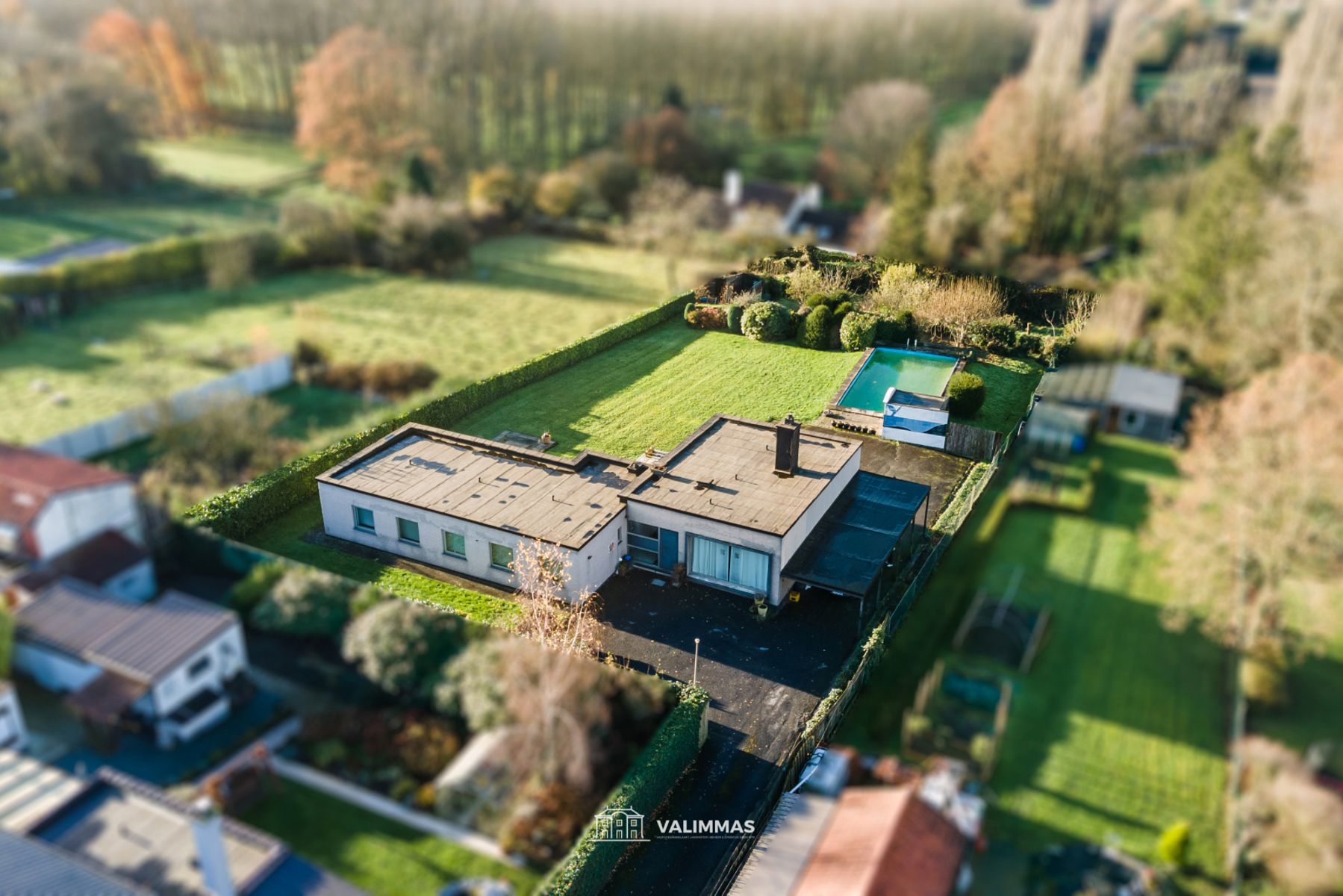 Hoofdfoto van de publicatie: Uniek gelegen villa-bungalow met grote tuin en zwembad...