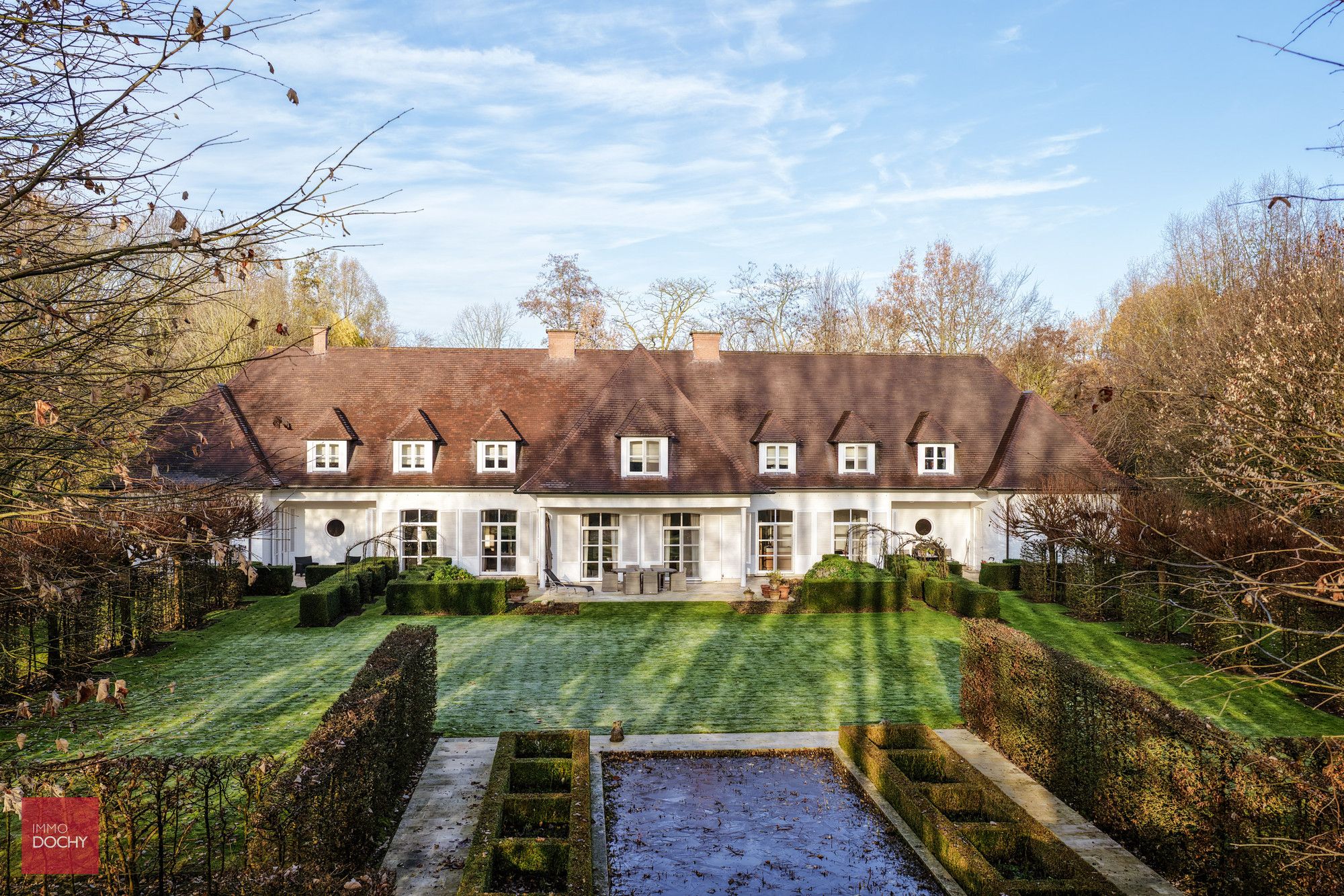 Zeer goed onderhouden ruime villa op ca. 4.000m² foto {{pictureIndex}}