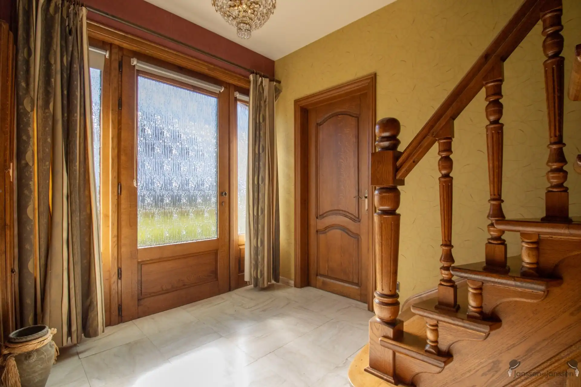 Ruime op te frissen woning met 4 slaapkamers en ruime garage op 1.276 m² foto 21